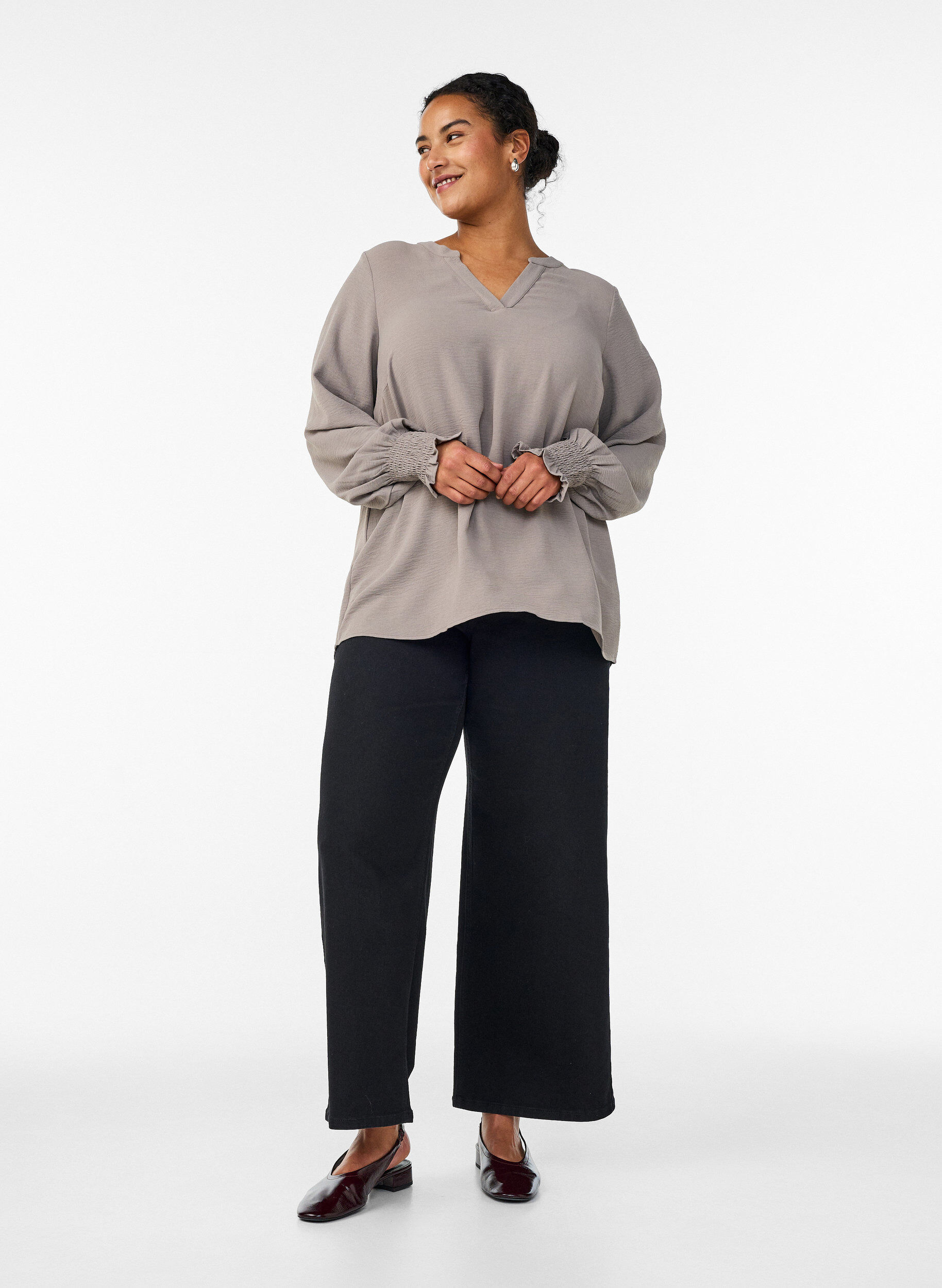 Zizzi Bluse mit Smockb&uuml;ndchen und V-Ausschnitt, Beige, Model image number 1