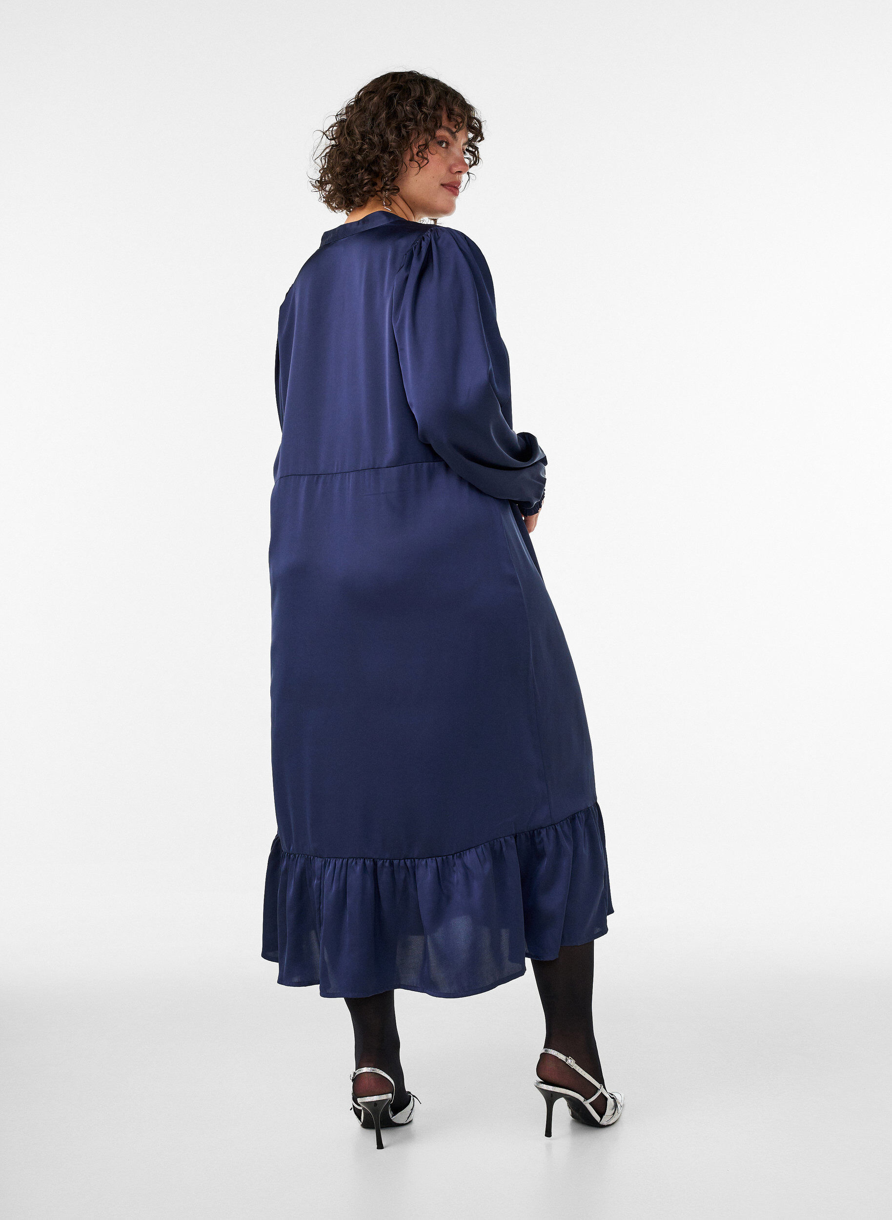 ZizziSatinkleid mit langen &Auml;rmeln und V-Ausschnitt, Blau, Model image number 1