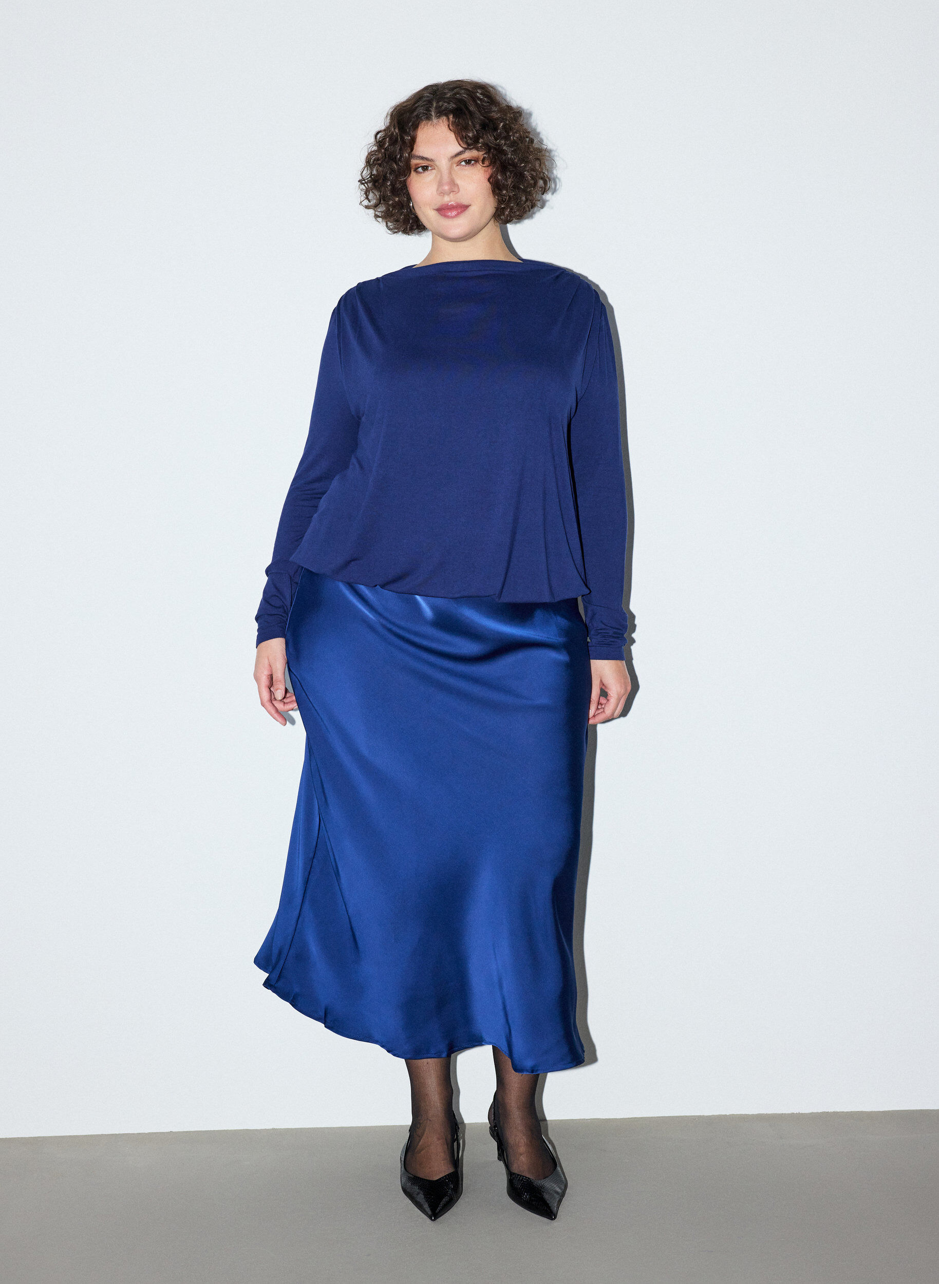 ZizziBluse mit U-Boot-Ausschnitt und Ballon-Passform, Blau, Model image number 1
