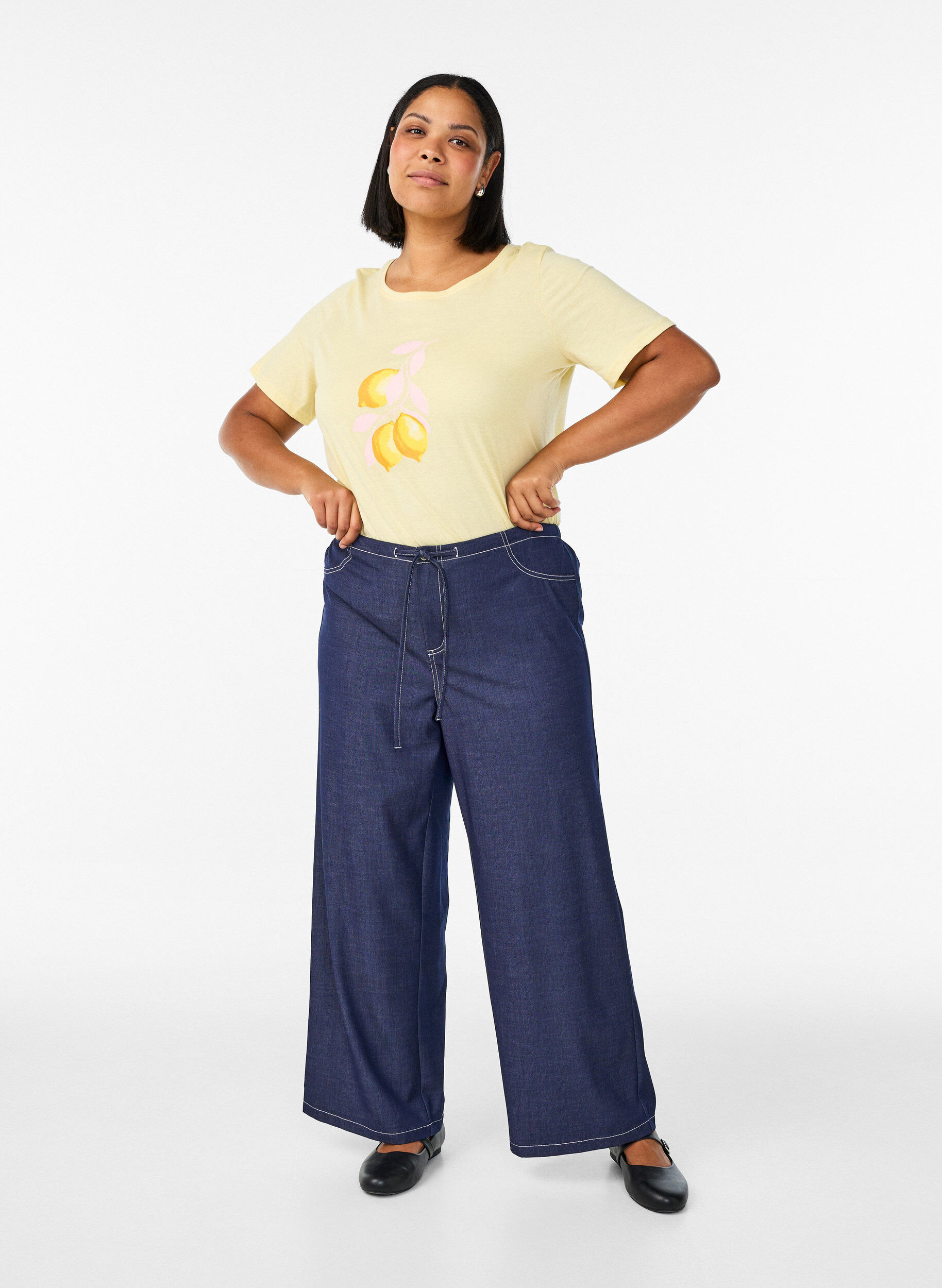 Zizzi T-Shirt mit Print, Gelb, Model image number 1