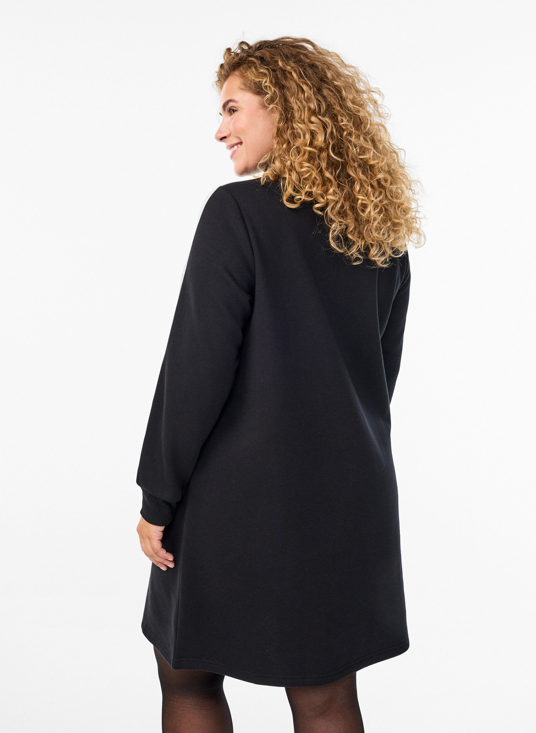 Zizzi Kurzes Sweatshirtkleid mit hohem Kragen, Schwarz, Model image number 2
