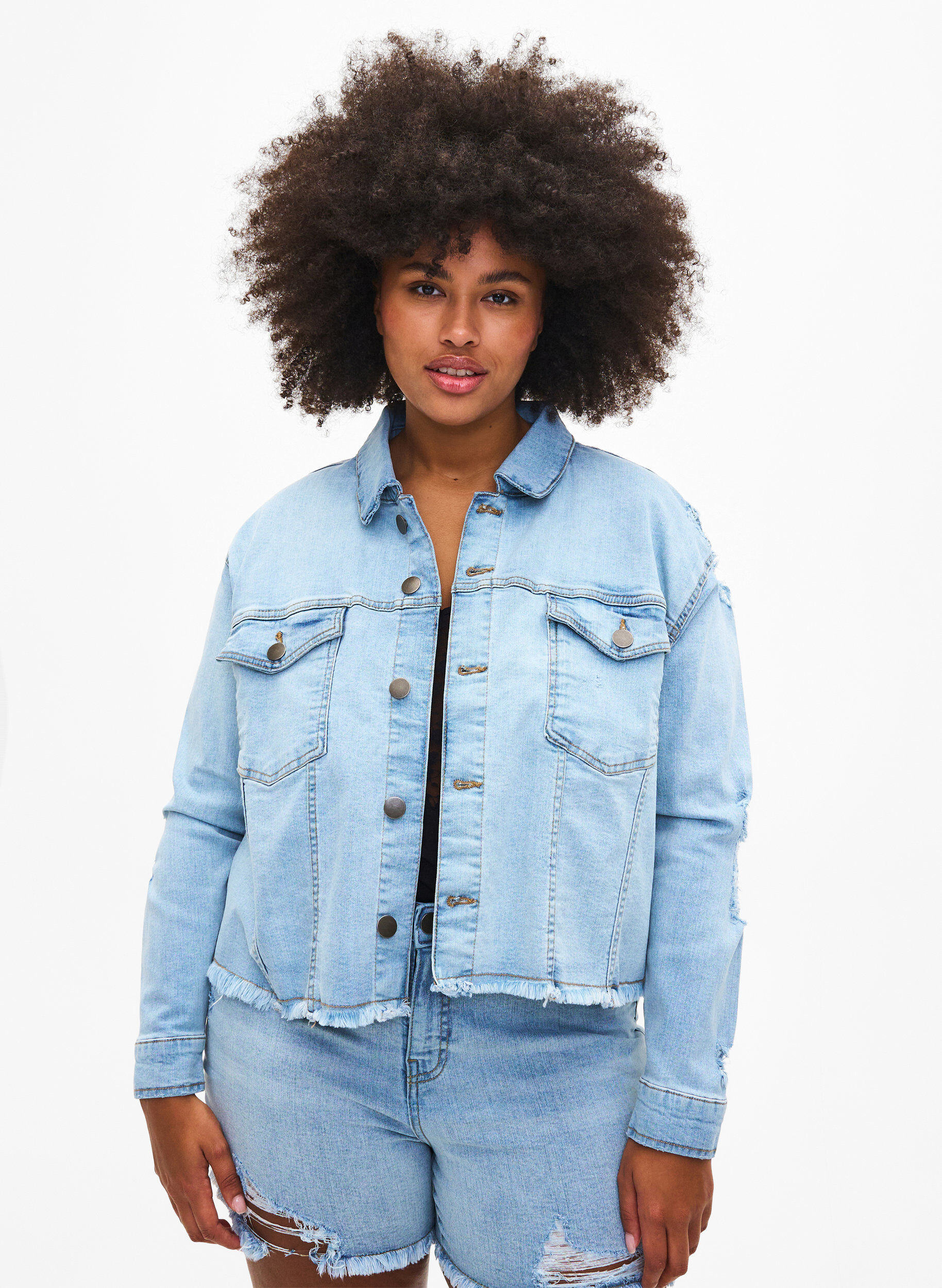 Zizzi Kurze Denim-Jacke mit Details in Used-Optik, Light Blue Denim, Model image number 0