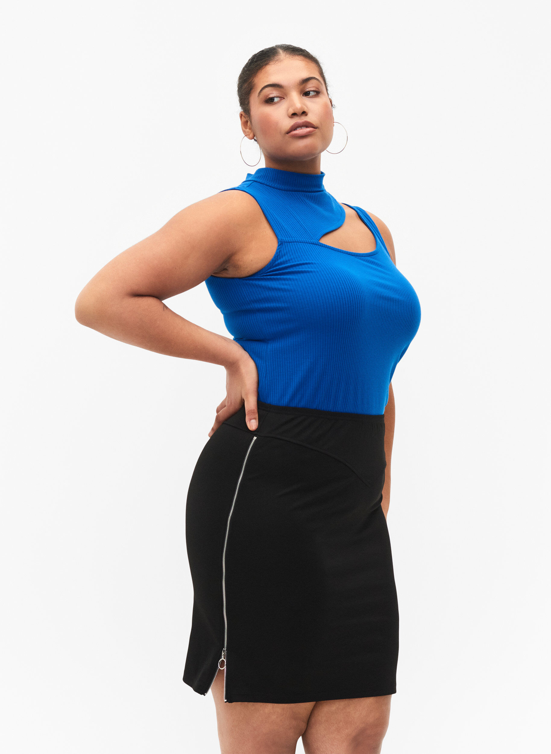 Zizzi Eng anliegender Rock mit seitlichem Rei&szlig;verschluss, Black, Model image number 0