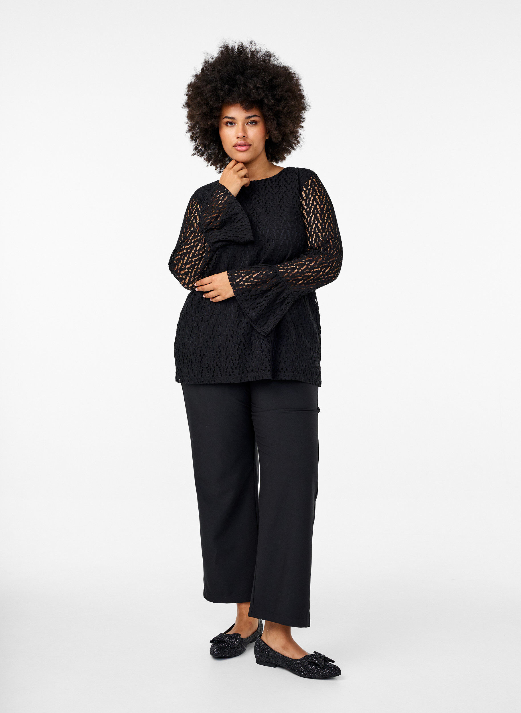 Zizzi Bluse mit Spitzensaum und ger&uuml;schten &Auml;rmeln, Black, Model image number 2