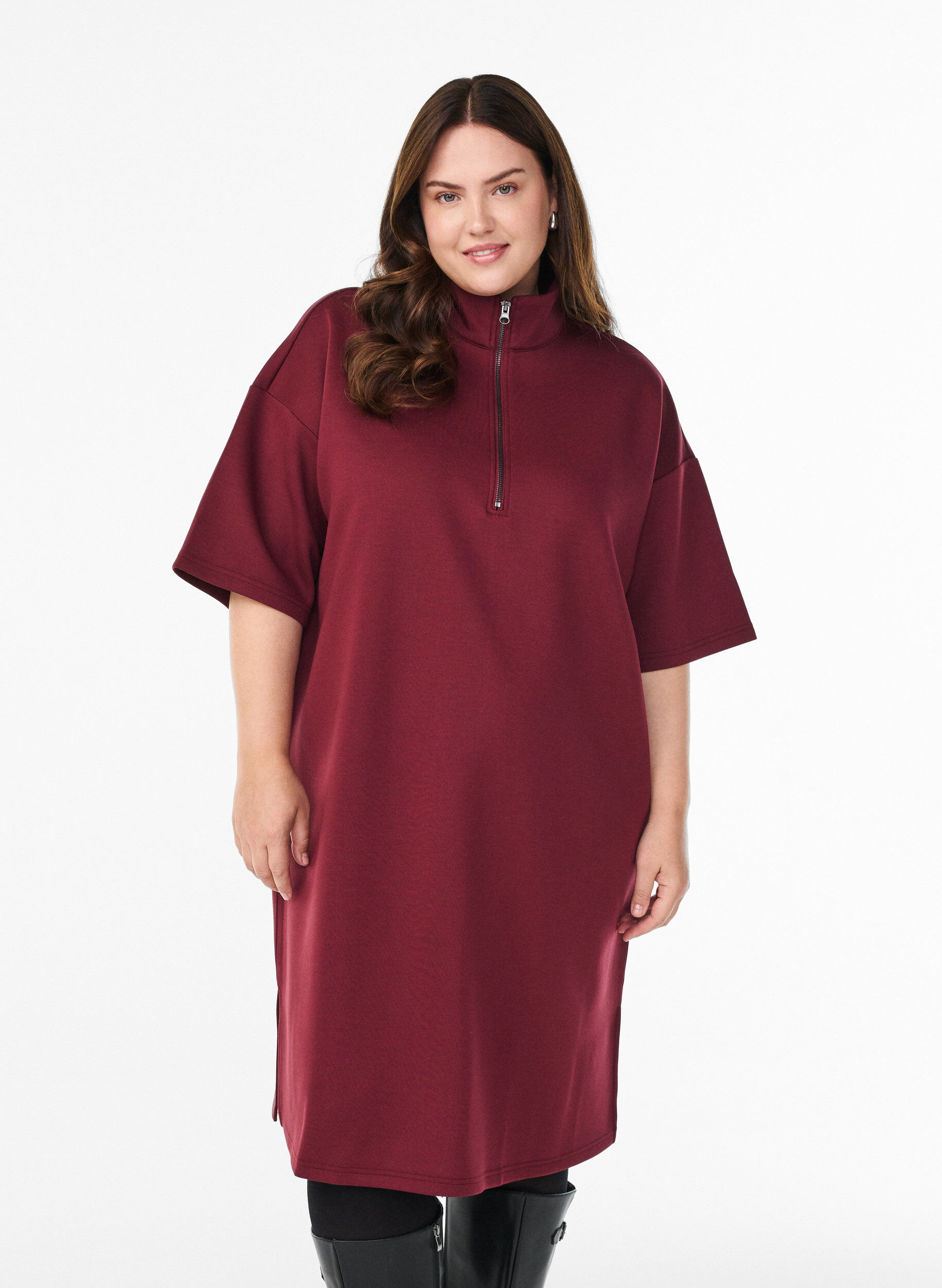 Kurzes Sweatshirtkleid mit hohem Kragen und Rei&szlig;verschluss, Dunkles Bordeaux, Model