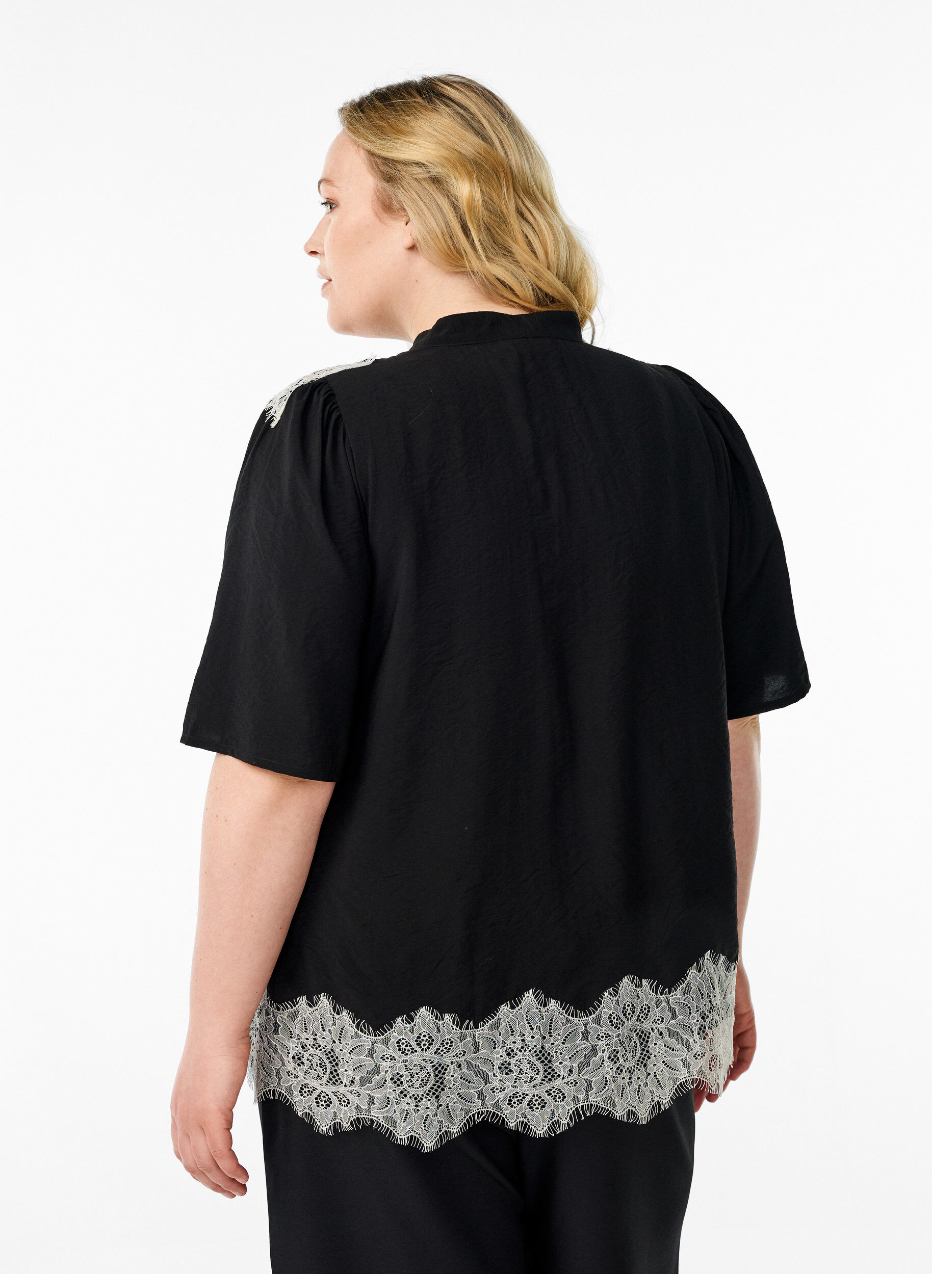 Zizzi Kurz&auml;rmeliges Bluse mit Spitzendetails, Schwarz, Model image number 2