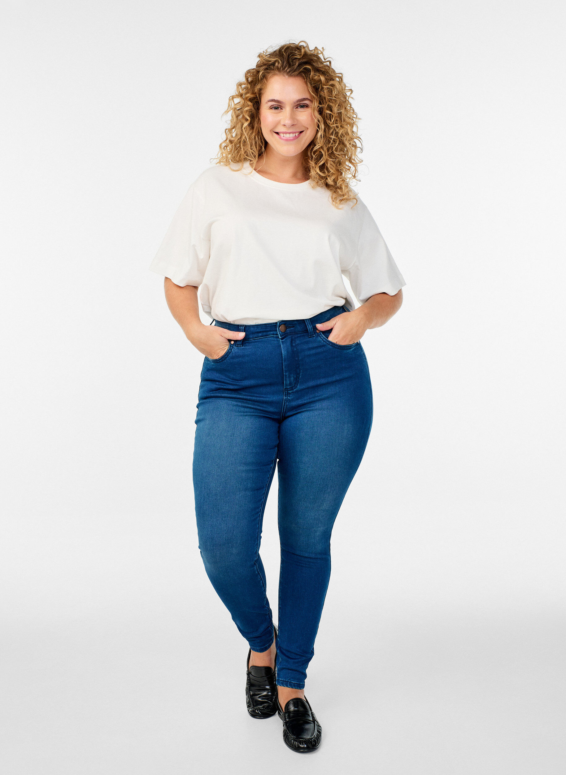 Hoch taillierte super Slim Amy Jeans, Blau, Model