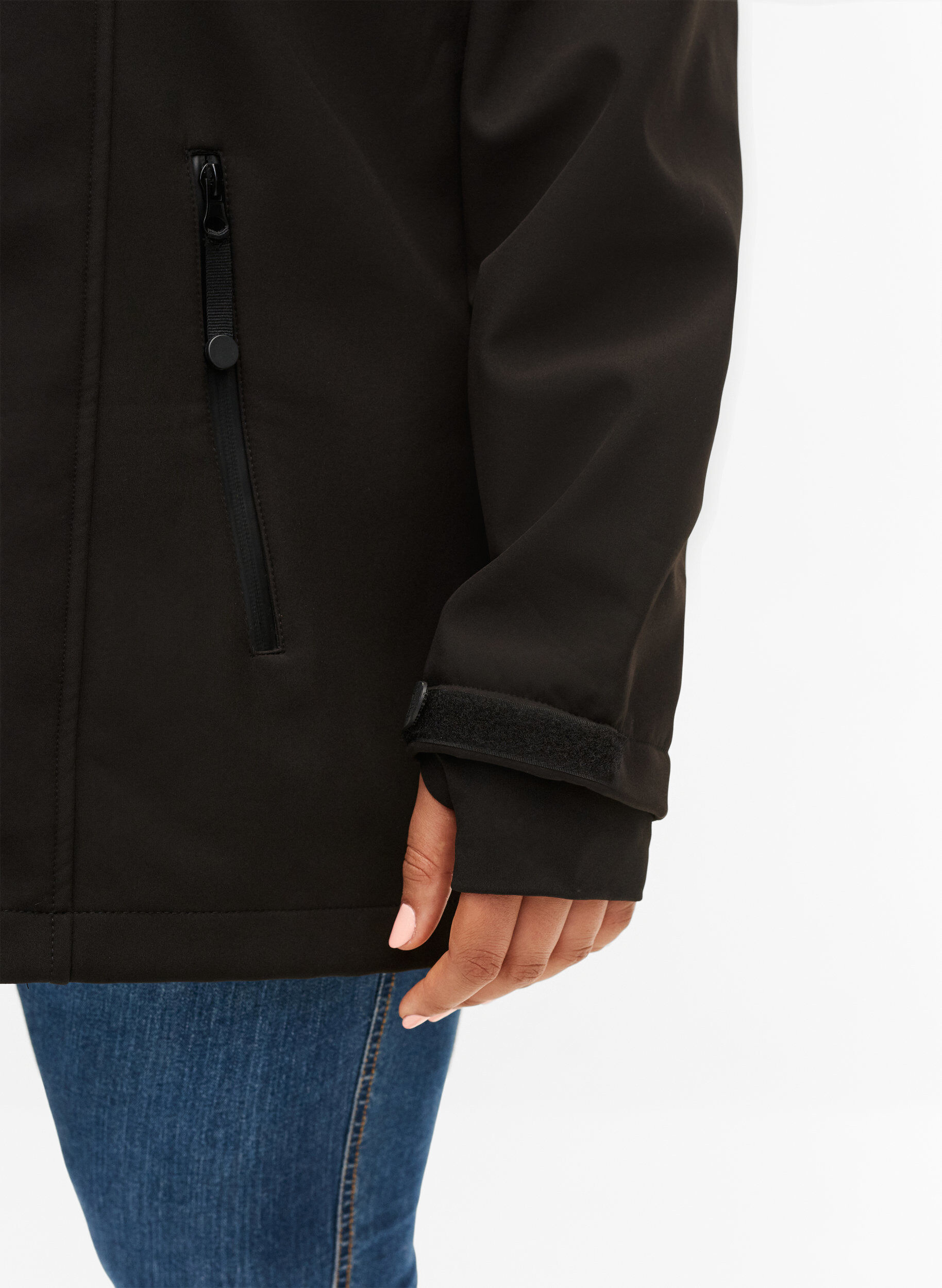 ZizziKurze Softshell-Jacke mit abnehmbarer Kapuze, Schwarz, Model image number 3