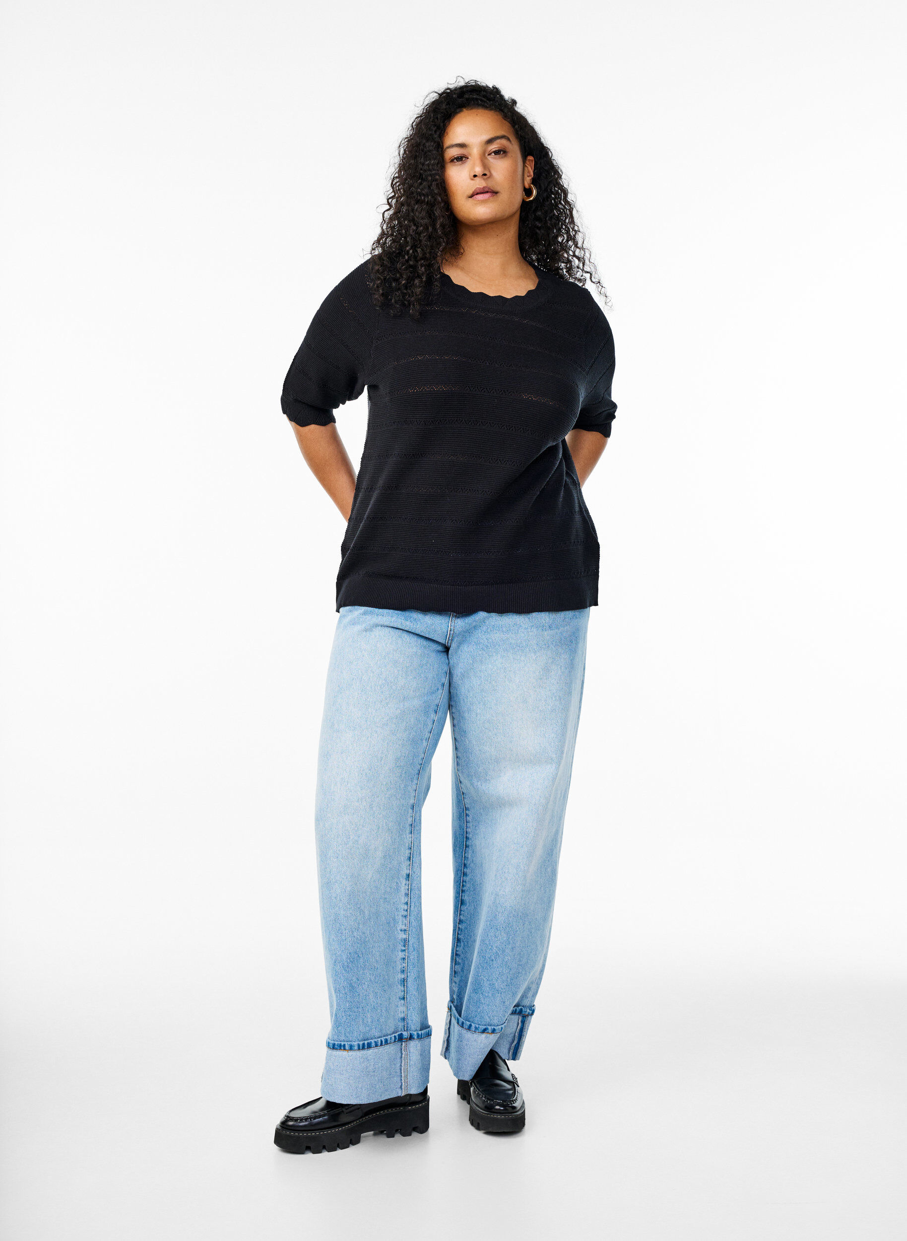 Zizzi Gestrickte Bluse mit Lochmuster in Streifenoptik und kurzen &Auml;rmeln, Schwarz, Model image number 1