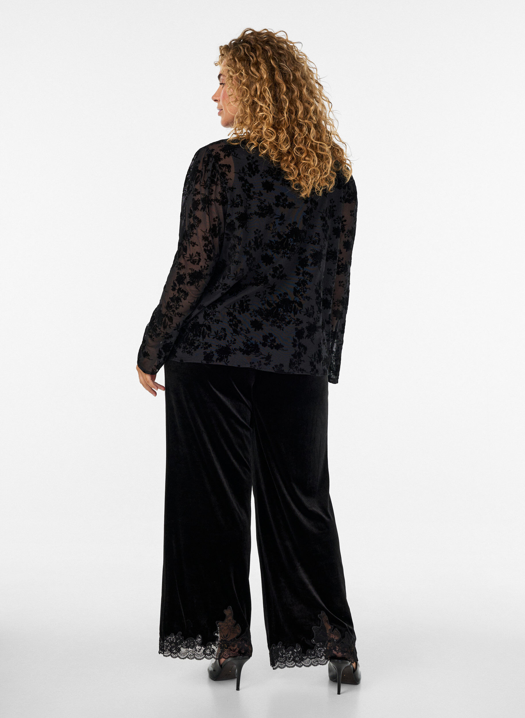 ZizziSamthose mit Spitzenbesatz und weitem Bein, Schwarz, Model image number 2
