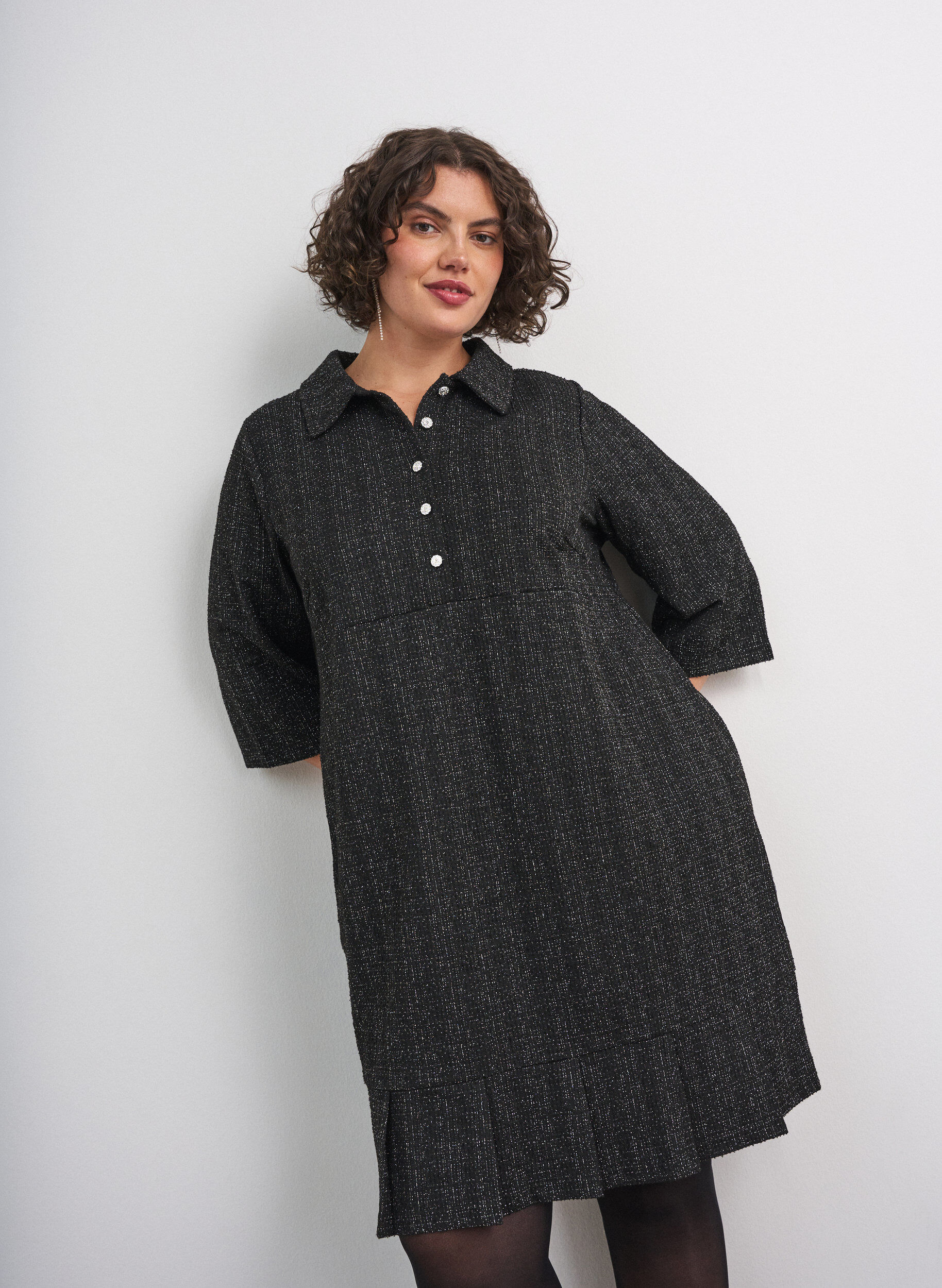 ZizziKurzes Boucl&eacute;-Kleid mit Zierkn&ouml;pfen, Schwarz, Model image number 0