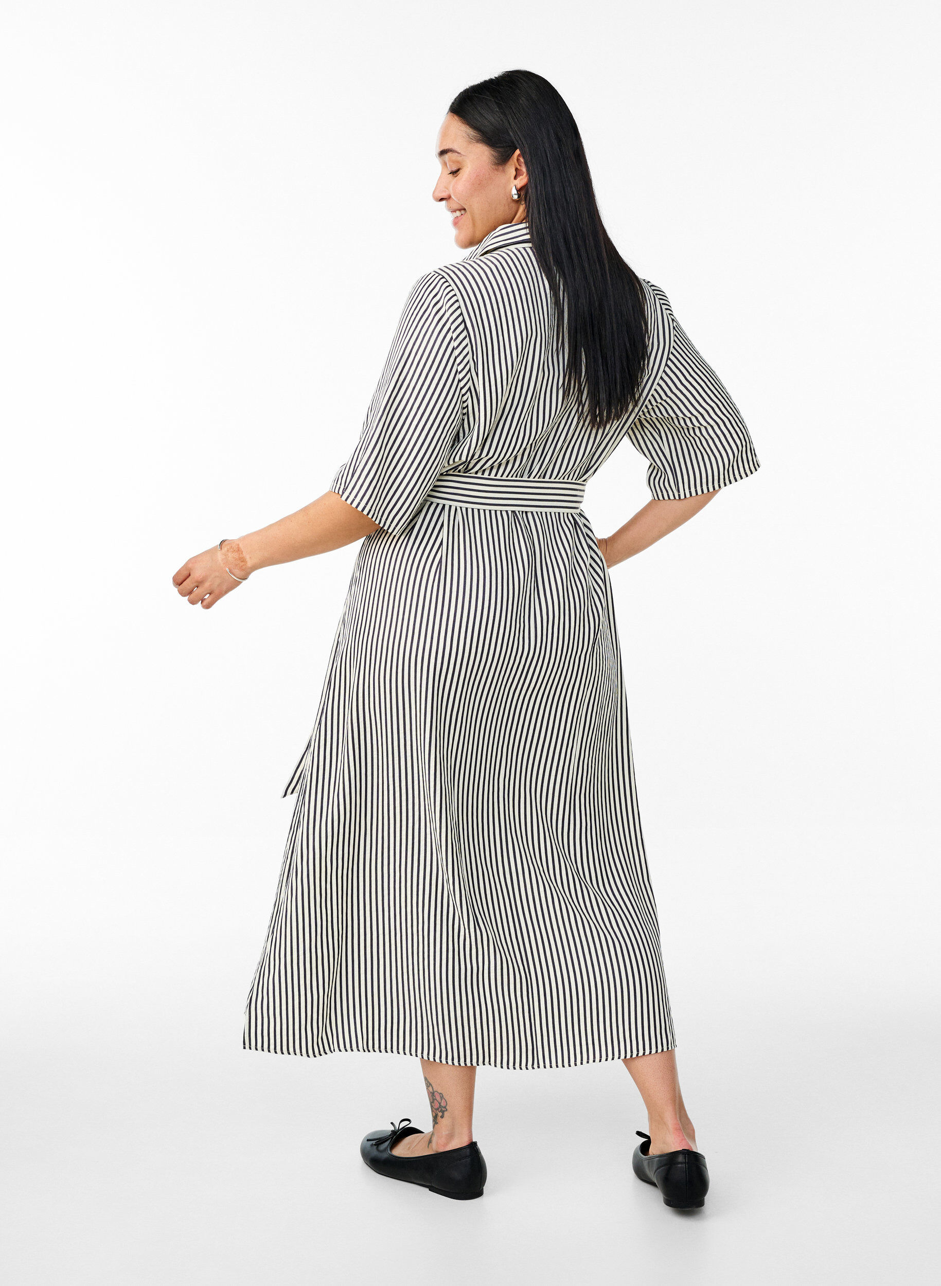 ZizziKn&ouml;chellanges Hemdblusenkleid mit Bindeg&uuml;rtel und Streifen, Schwarz, Model image number 1