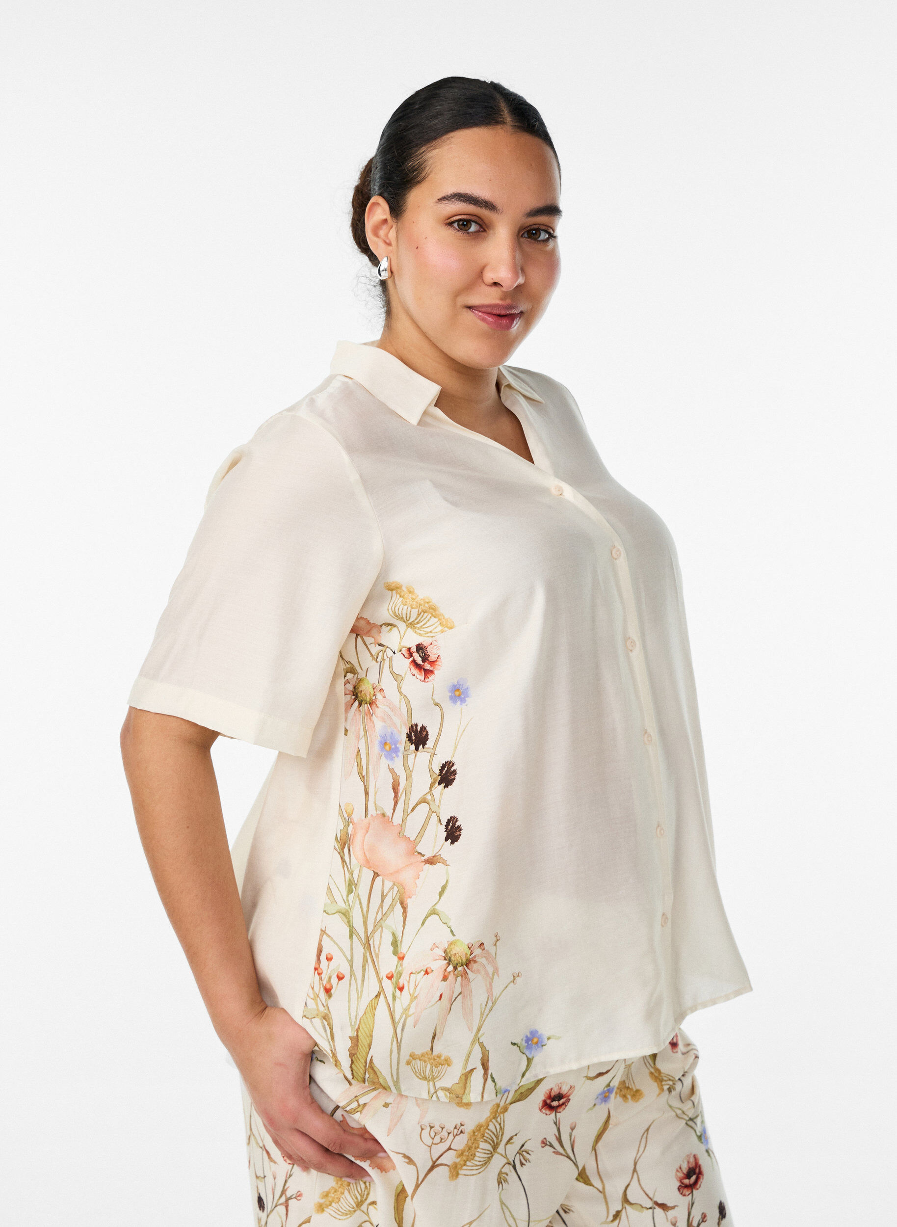 Bluse mit ellbogenlangen &Auml;rmeln und gebl&uuml;mten Details, Beige, Model