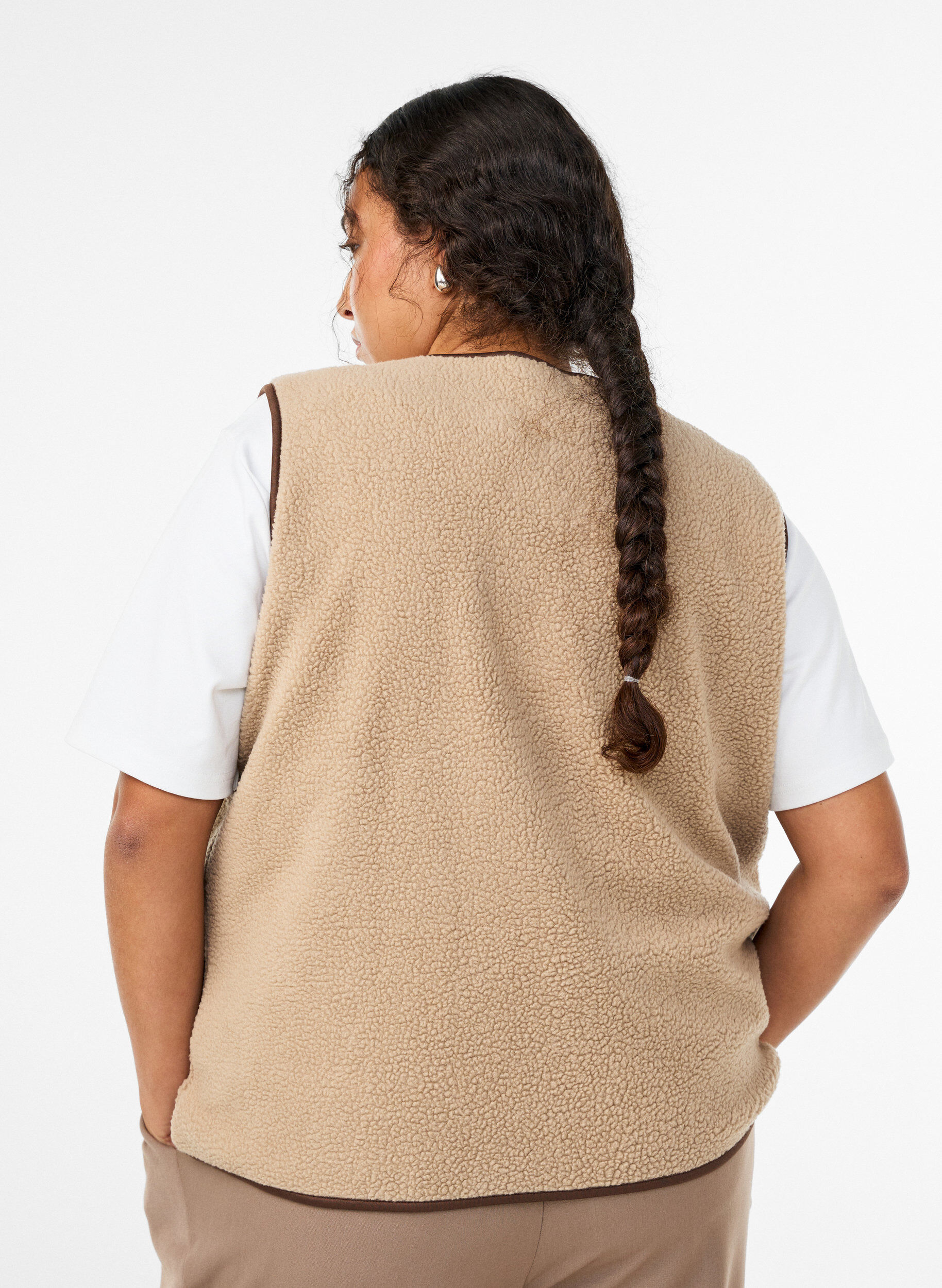 Zizzi Weste aus Teddyfleece mit kontrastfarbenen Details, Beige, Model image number 2