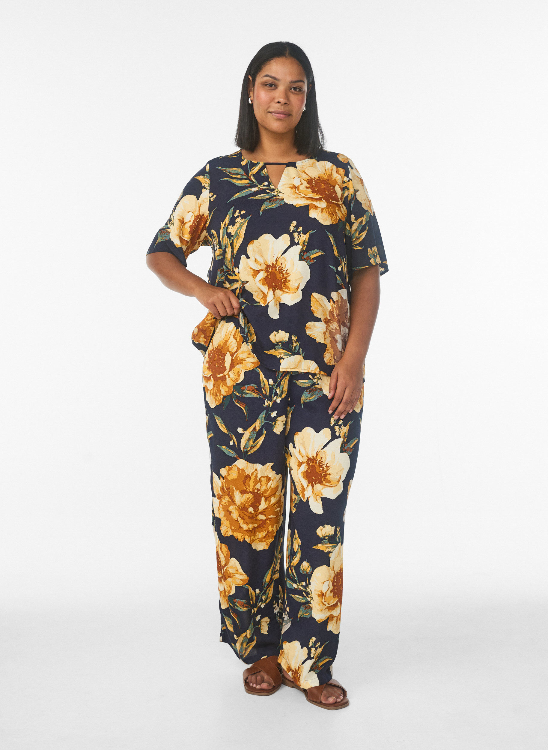 Zizzi Lockere Viskosehose mit Print, Blau, Model image number 0