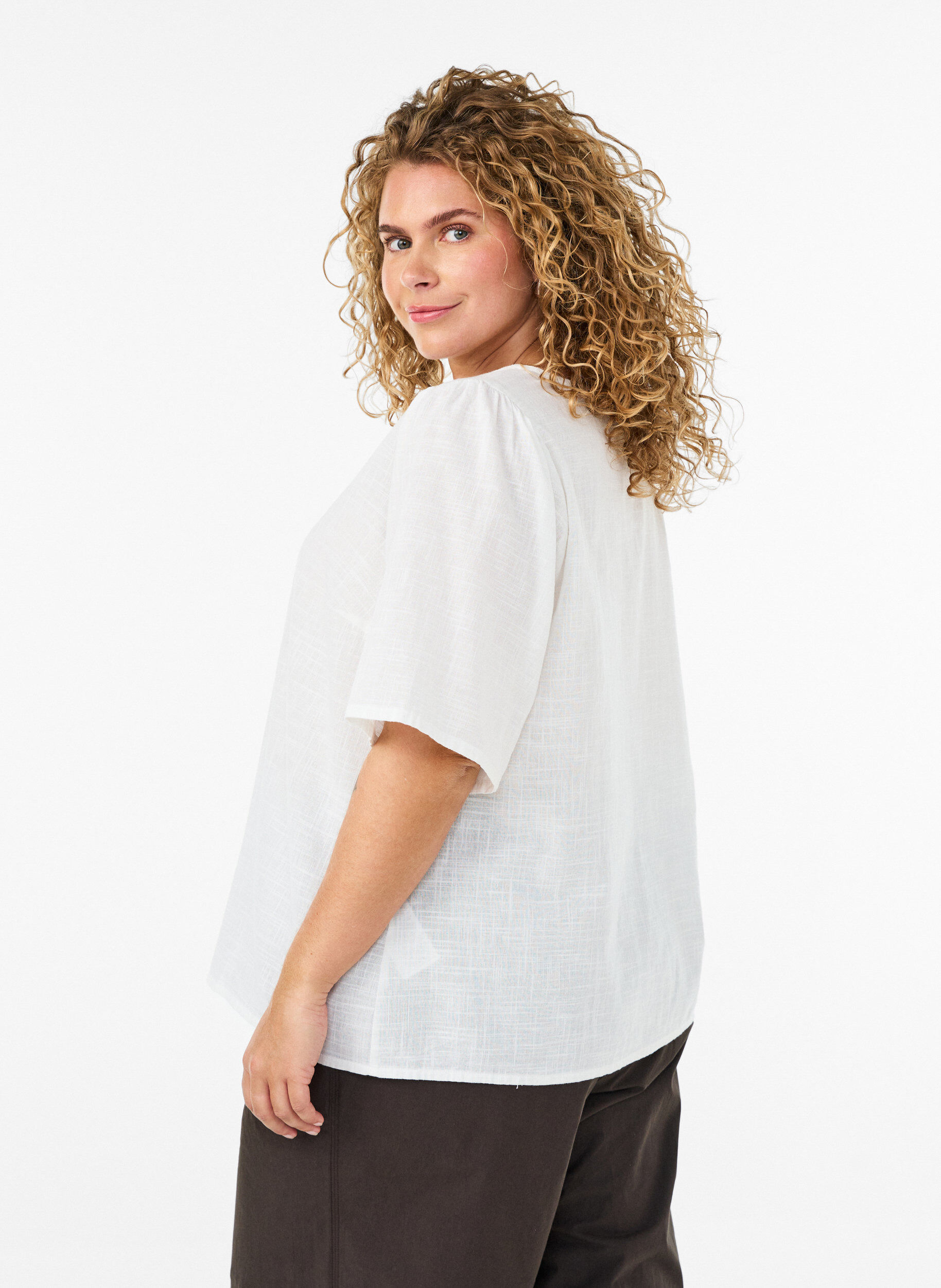 ZizziKurz&auml;rmelige Bluse aus Baumwolle mit V-Ausschnitt, Wei&szlig;, Model image number 1