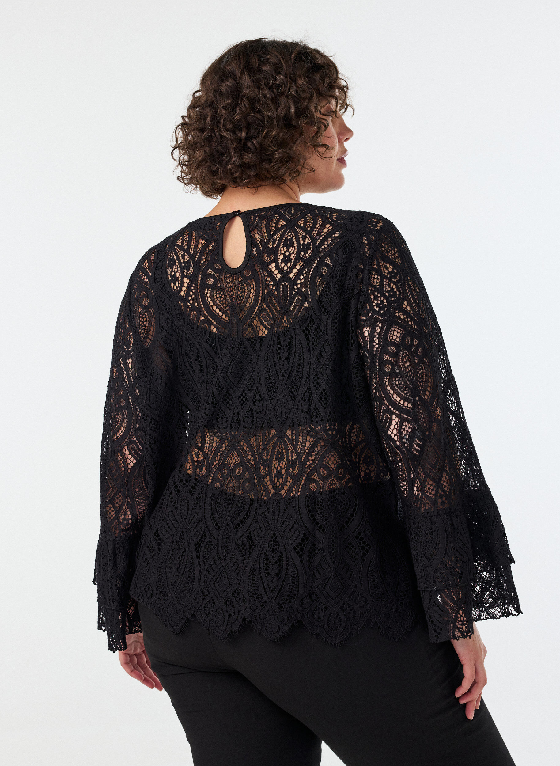 ZizziSpitzenbluse mit langen Trompeten&auml;rmeln und R&uuml;schen, Schwarz, Model image number 2