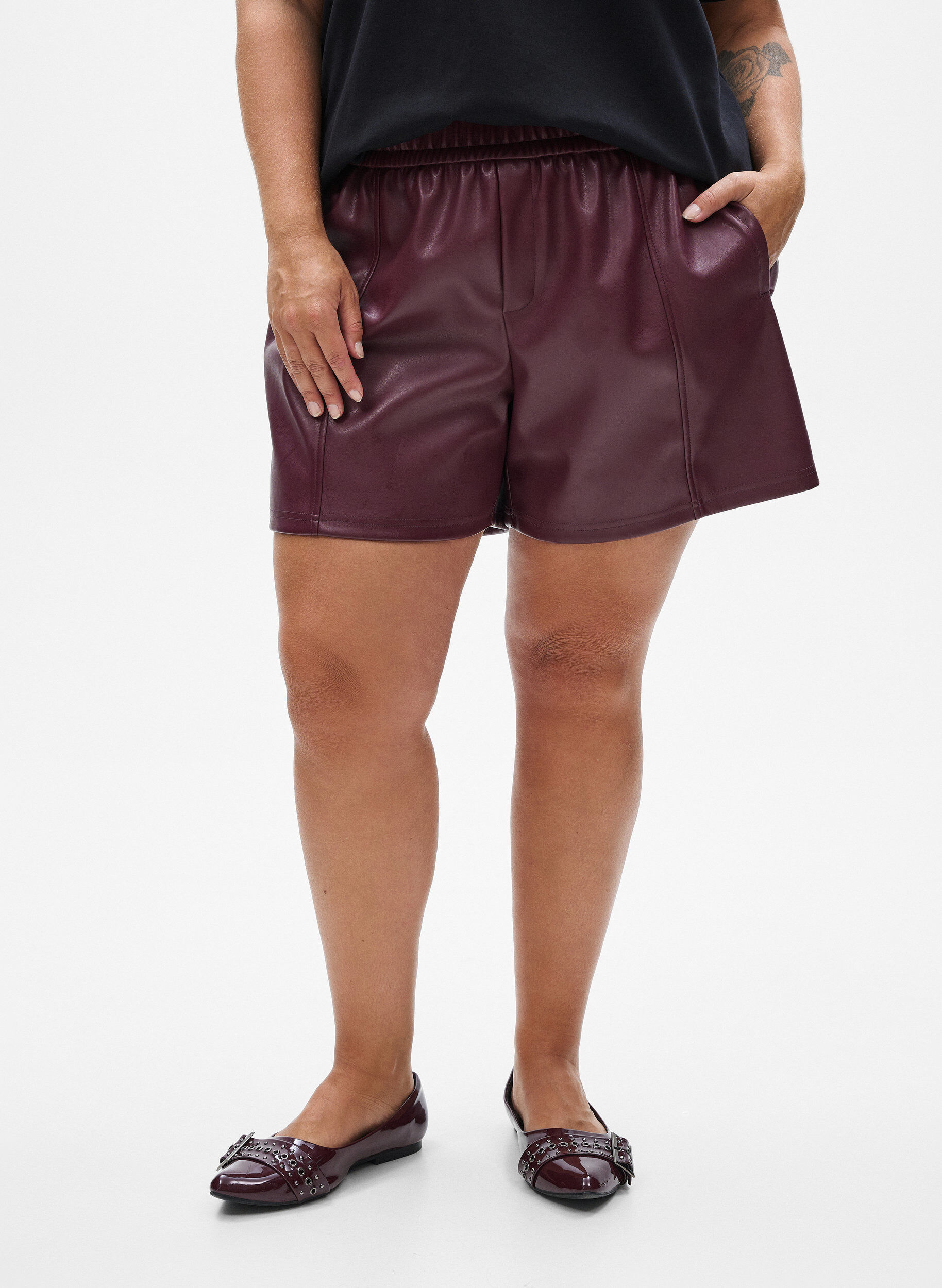 Zizzi Shorts aus Kunstleder mit elastischem Bund, Dunkles Bordeaux, Model image number 3