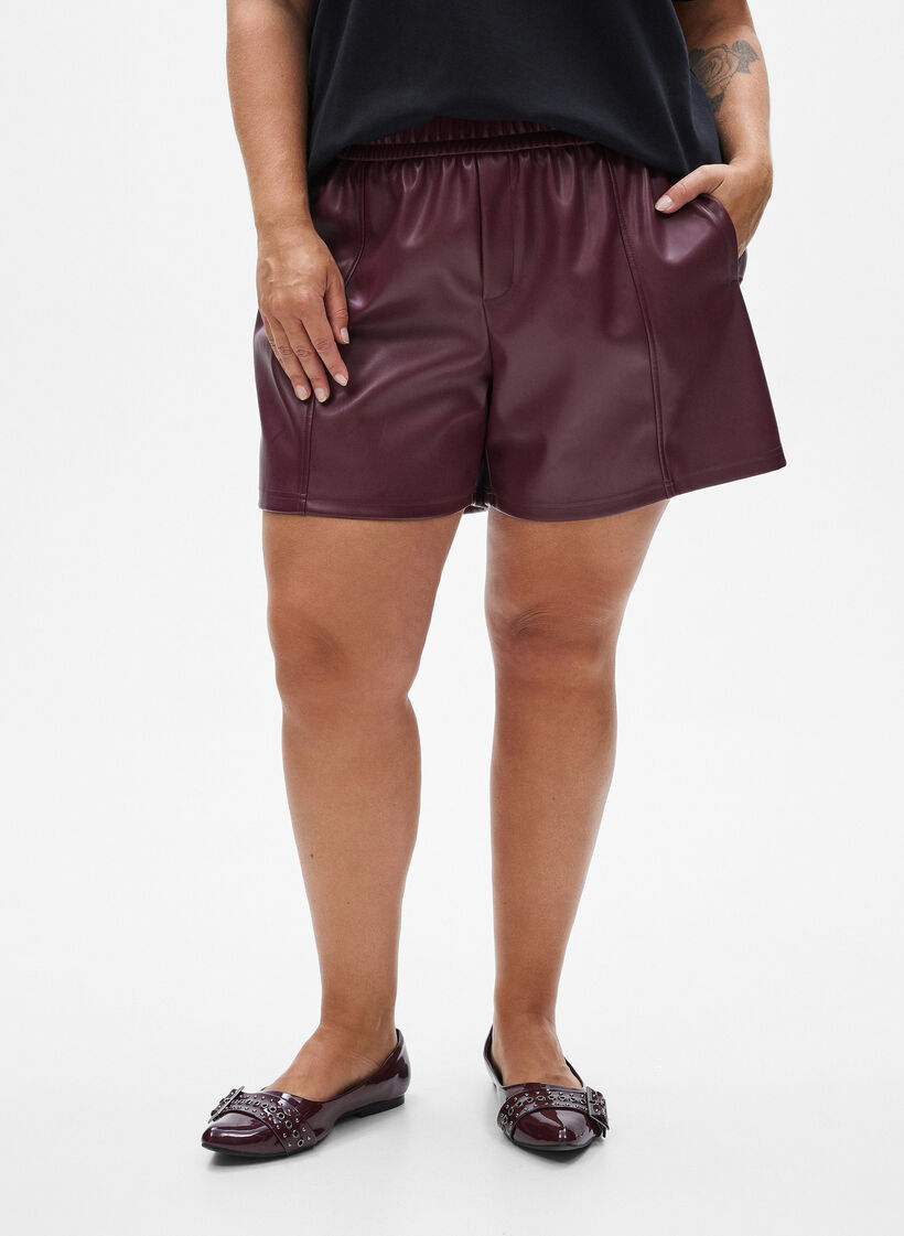 Shorts aus Kunstleder mit elastischem Bund, Dunkles Bordeaux, Model image number 3