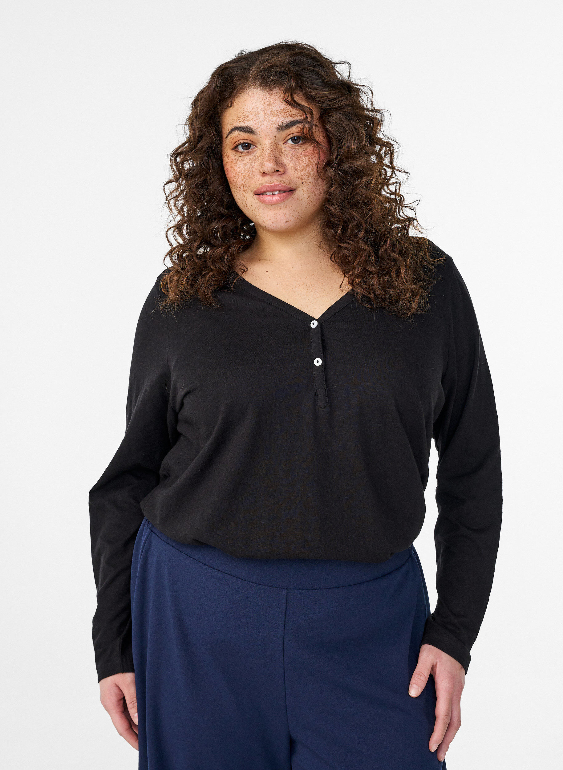 Langarmshirt mit V-Ausschnitt und Kn&ouml;pfen, Schwarz, Model