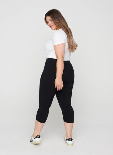 Einfarbige Capri-Jeans aus Viskosemischung, Black, Model image number 1