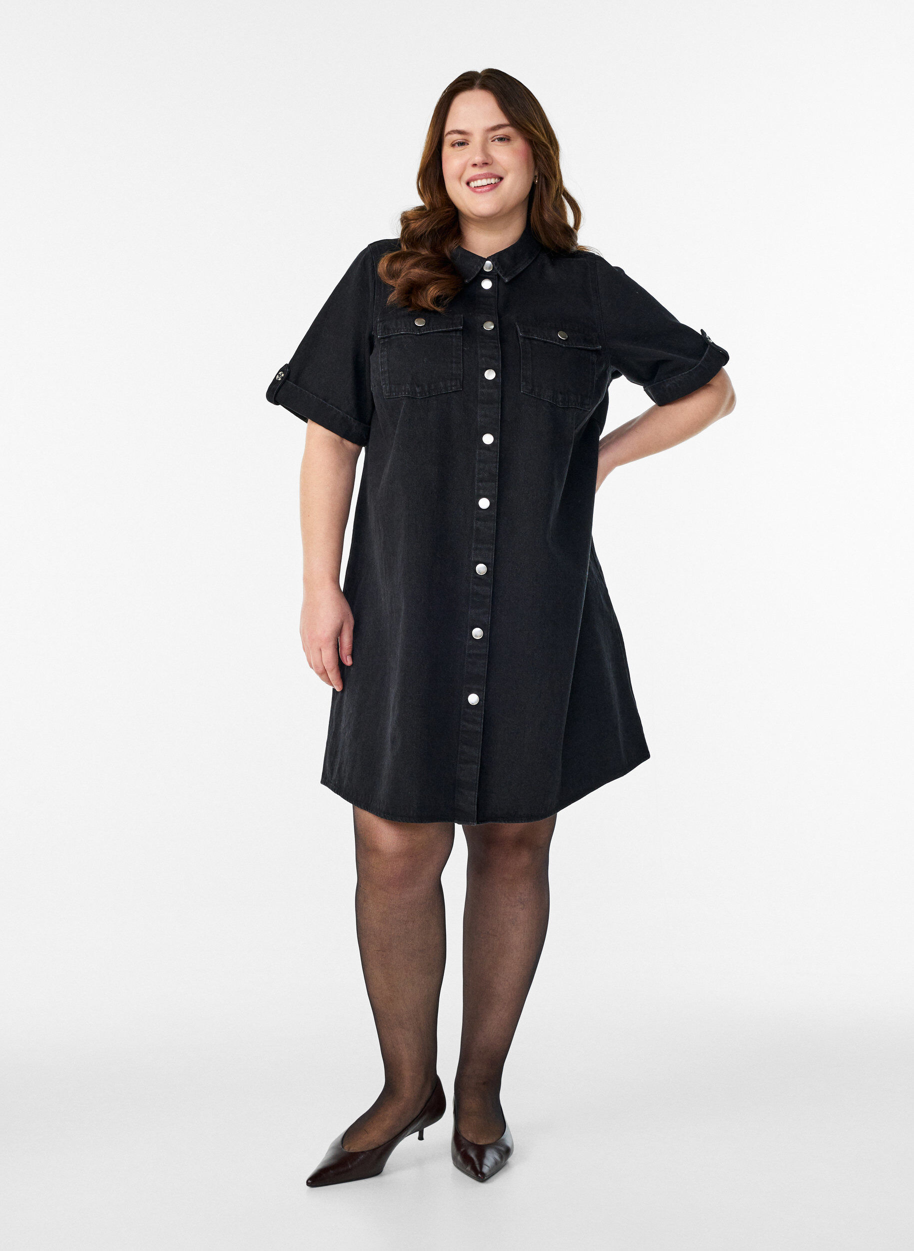 Zizzi Denimkleid mit kurzen &Auml;rmeln und Kn&ouml;pfen, Schwarz, Model image number 1