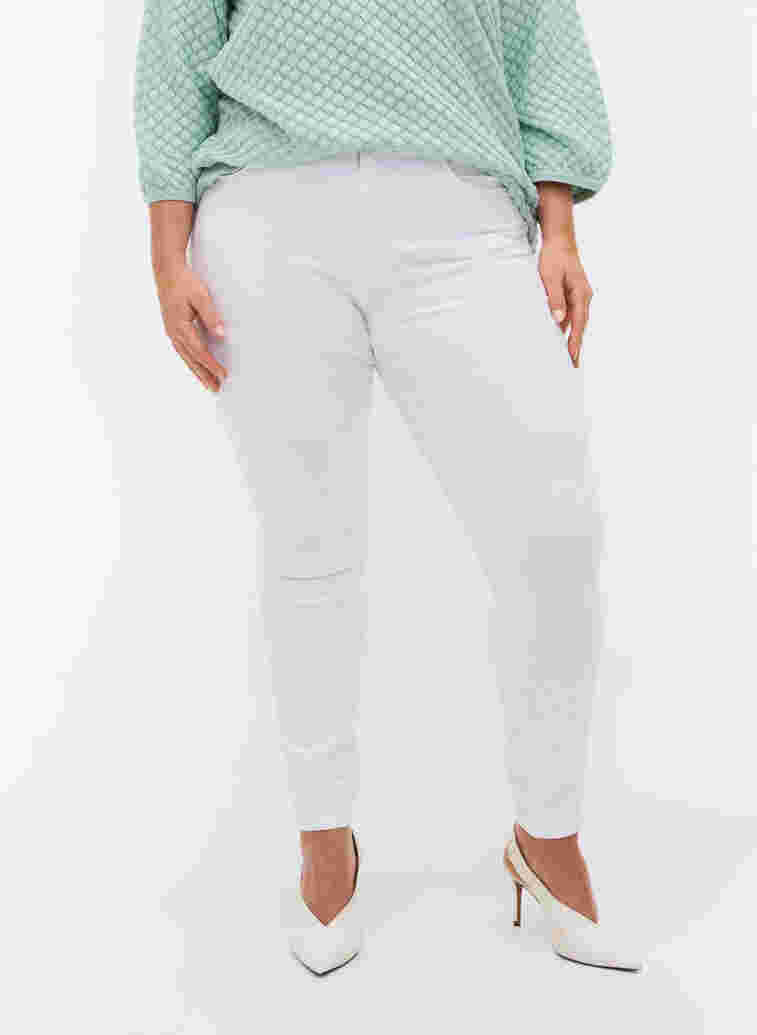 Super Slim Amy Jeans mit hoher Taille, Bright White, Model image number 3
