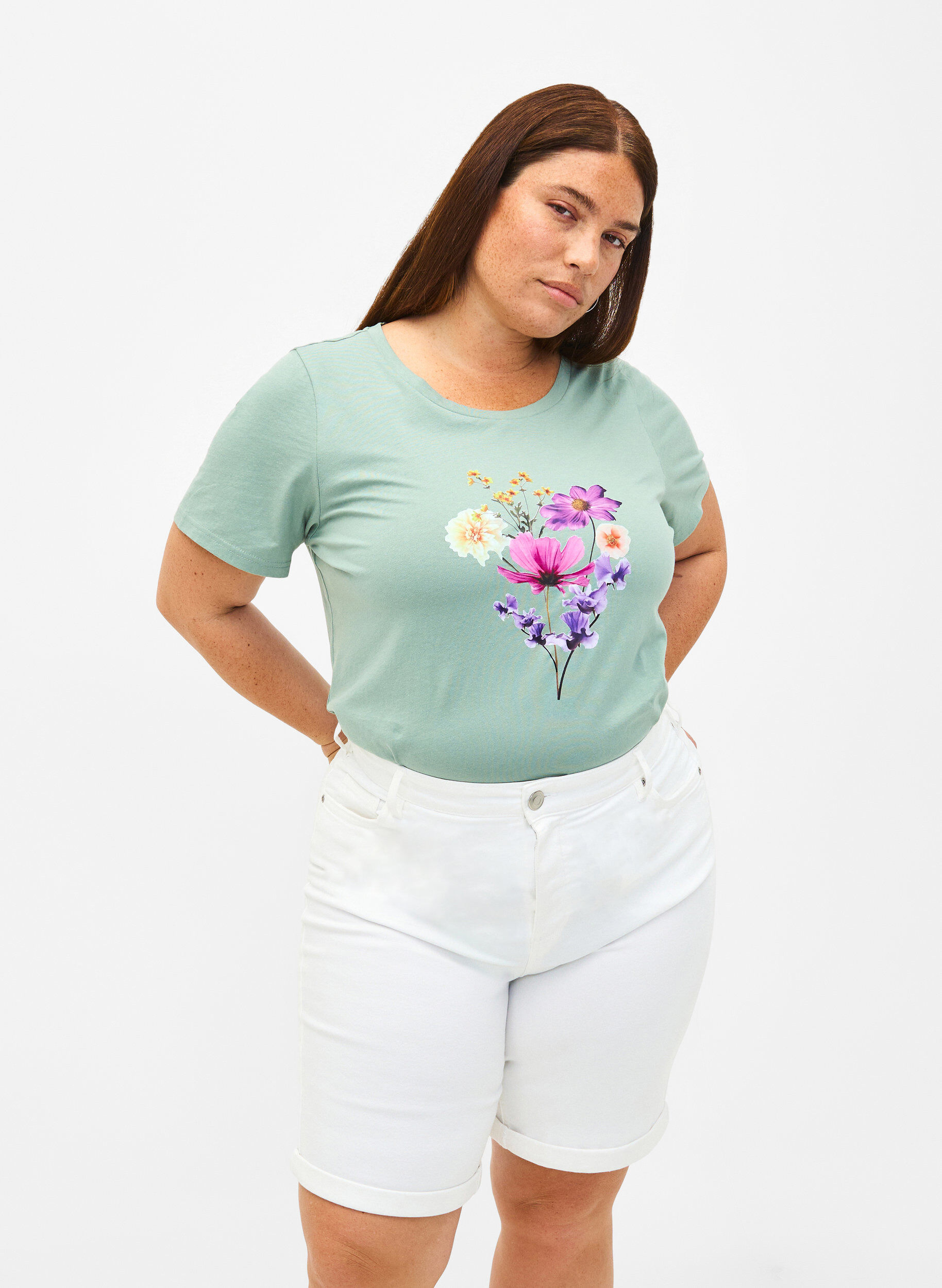 Zizzi Eng anliegende Denim-Shorts mit hoher Taille, Bright White, Model image number 0