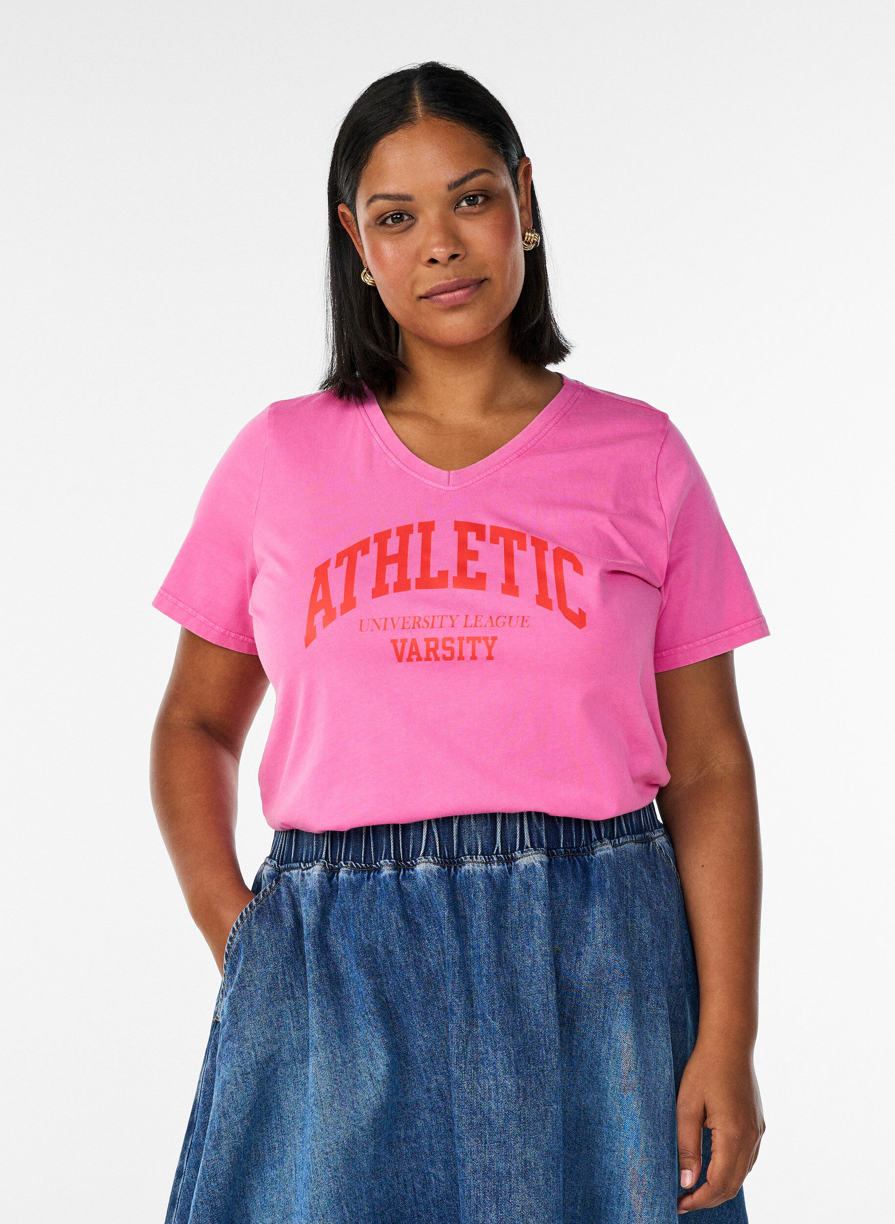 ZizziT-Shirt aus Bio-Baumwolle mit Varsity-Print und V-Ausschnitt, Rot, Model image number 0