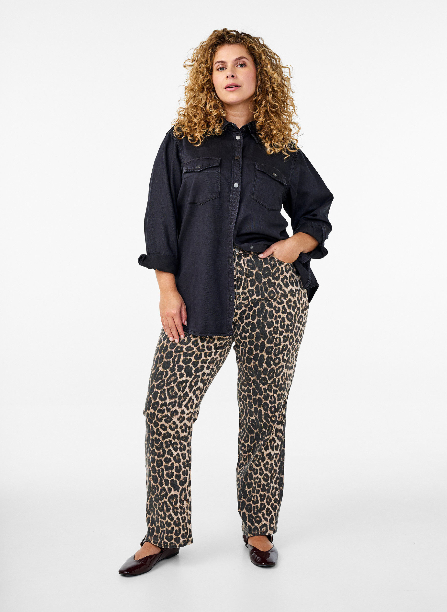 Zizzi Jeanshemd mit Brusttaschen, Schwarz, Model image number 1