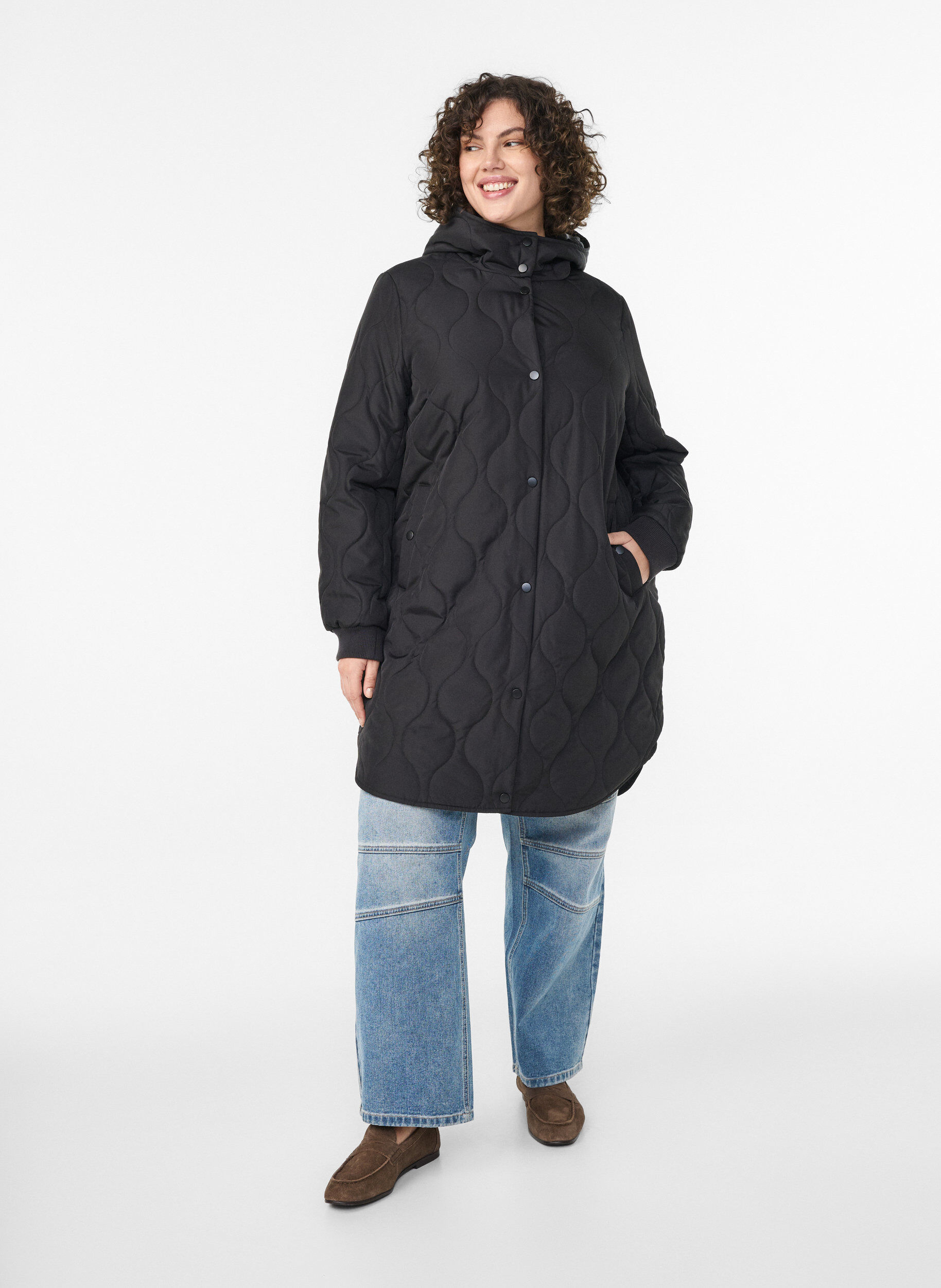 Zizzi Mittellange Steppjacke mit Kapuze, Schwarz, Model image number 1