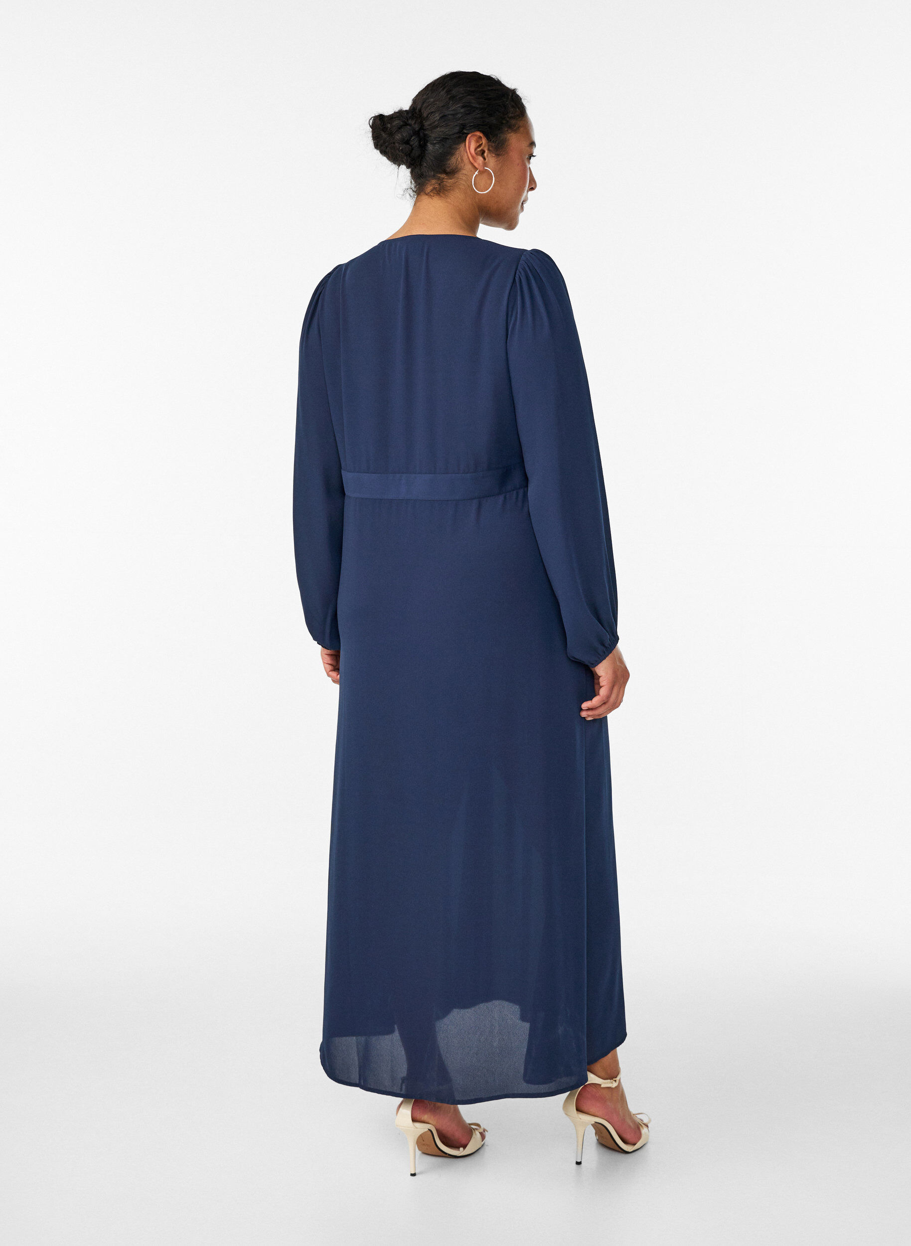 Zizzi Maxikleid mit Wickelausschnitt und langen &Auml;rmeln, Blau, Model image number 1