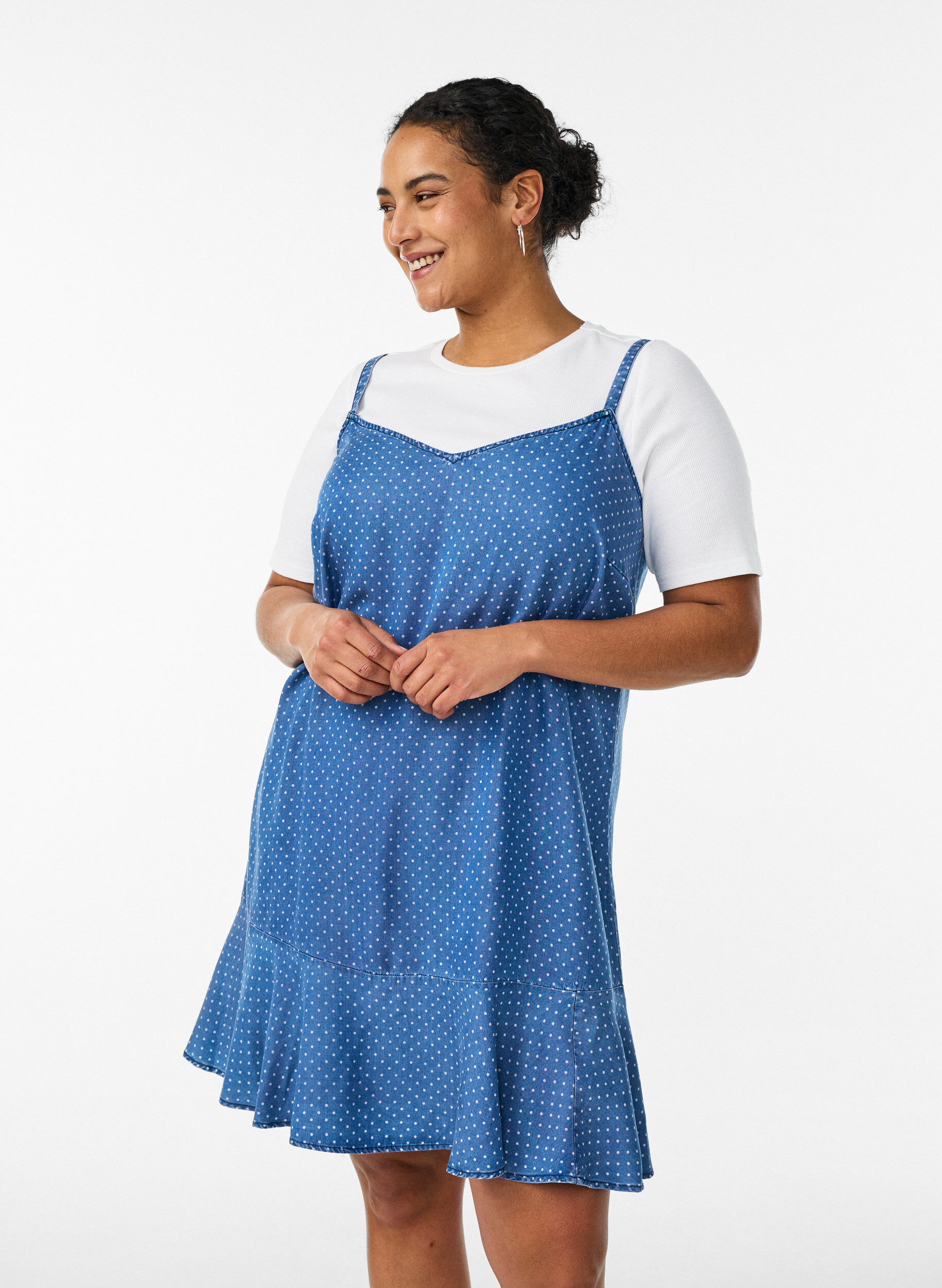 Knielanges Tr&auml;gerkleid aus TENCEL&trade; Lyocell in Denim-Optik, Blau, Model