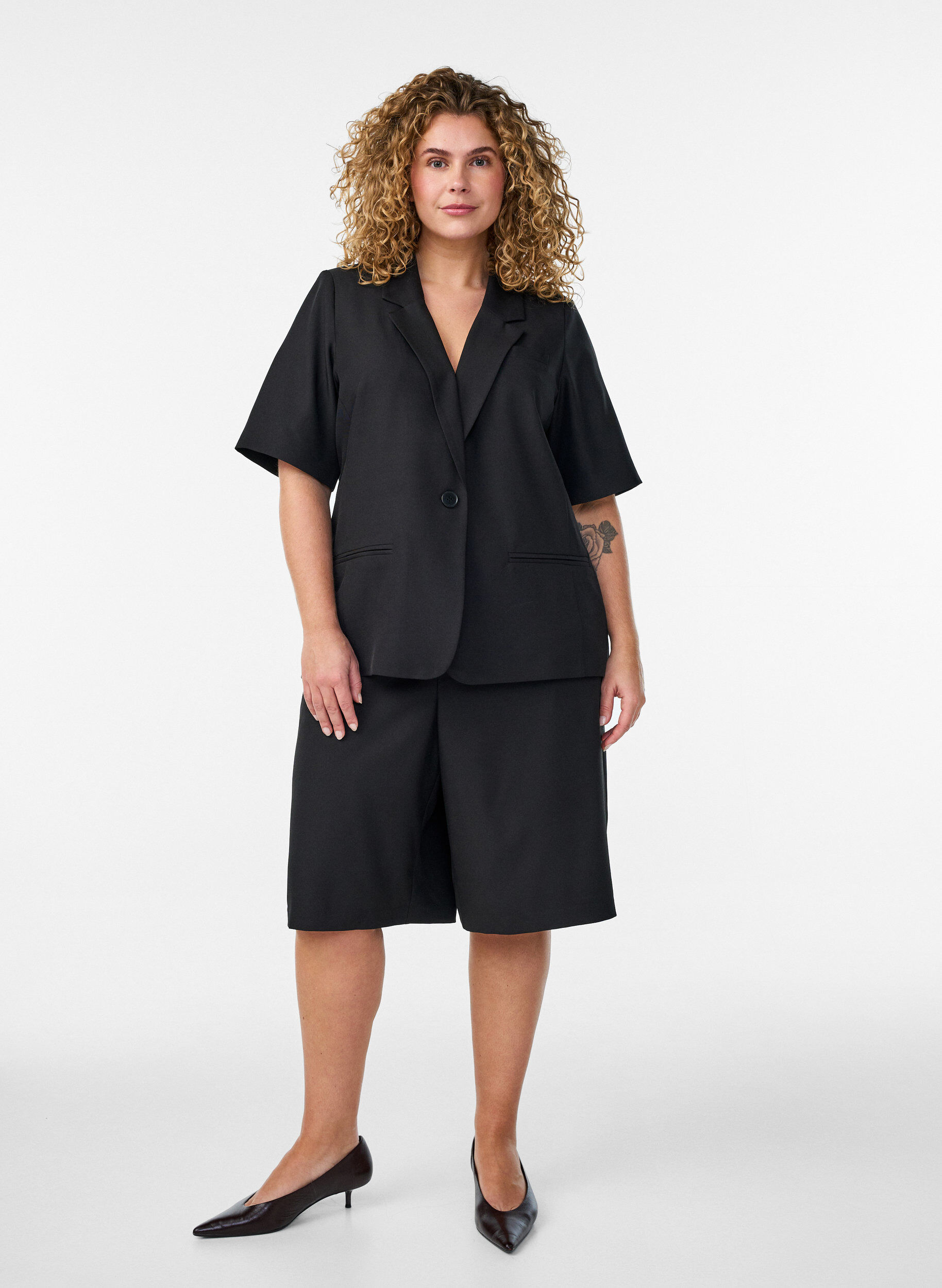 ZizziLockere Bermudashorts mit hoher Taille, Schwarz, Model image number 1