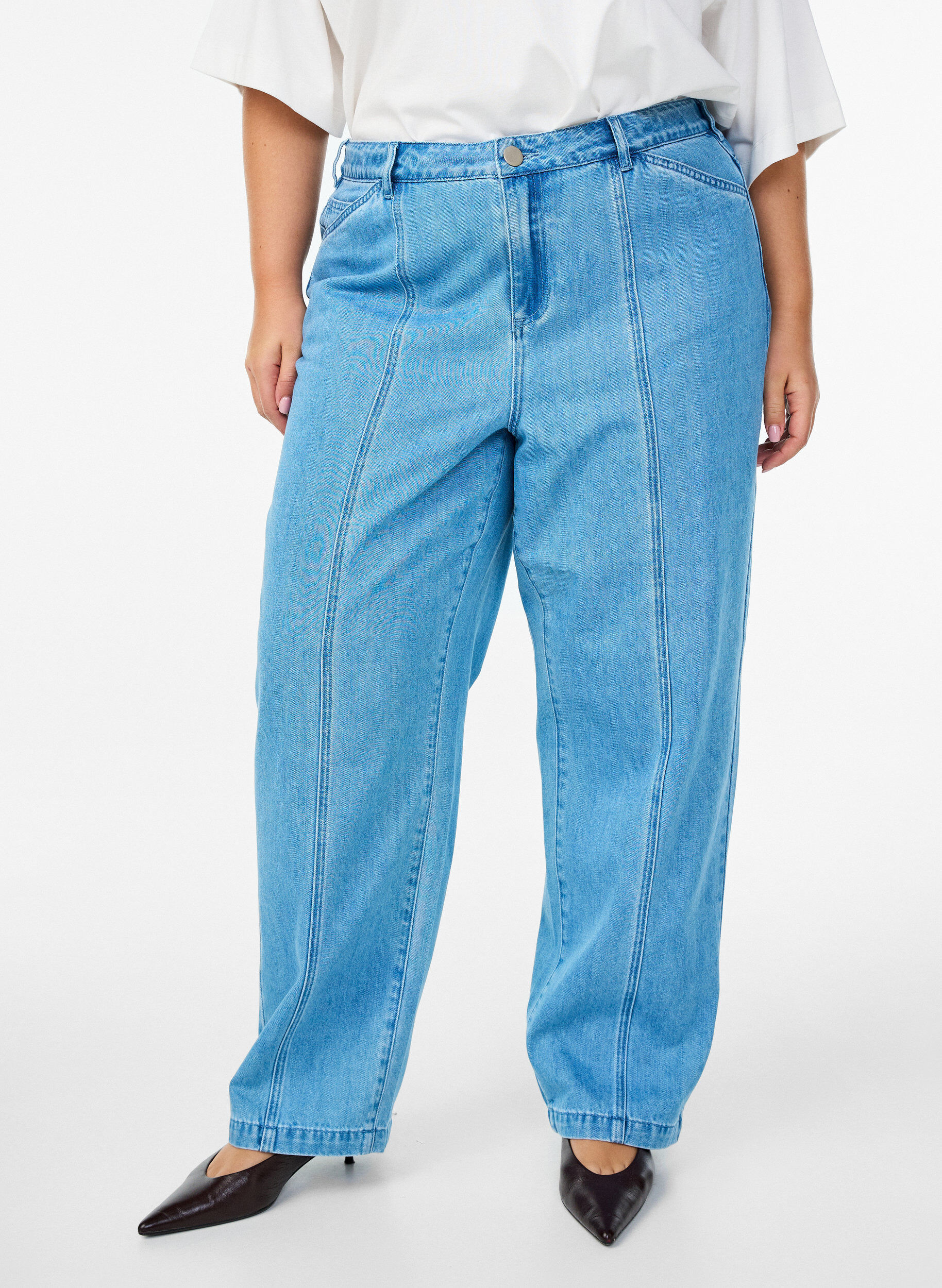 Zizzi Kiana Jeans mit Straight Fit und markanten N&auml;hten, Blau, Model image number 2