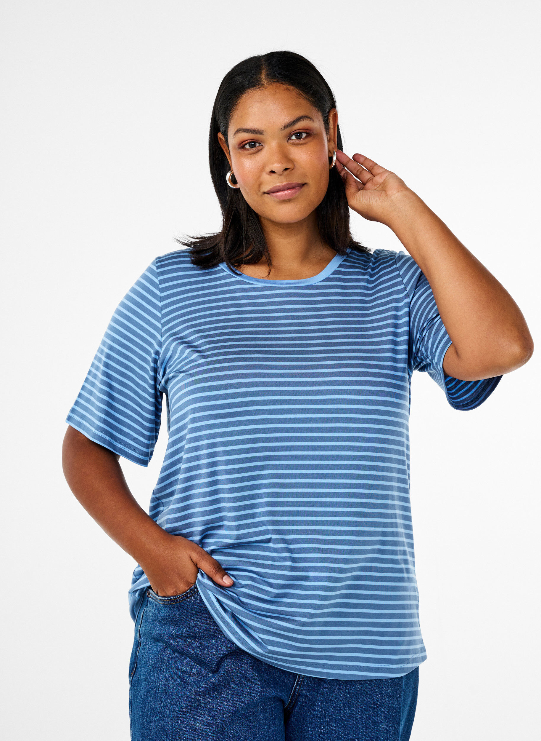 Zizzi T-Shirt mit TENCEL&trade; Lyocell und Streifen, Blau, Model image number 0