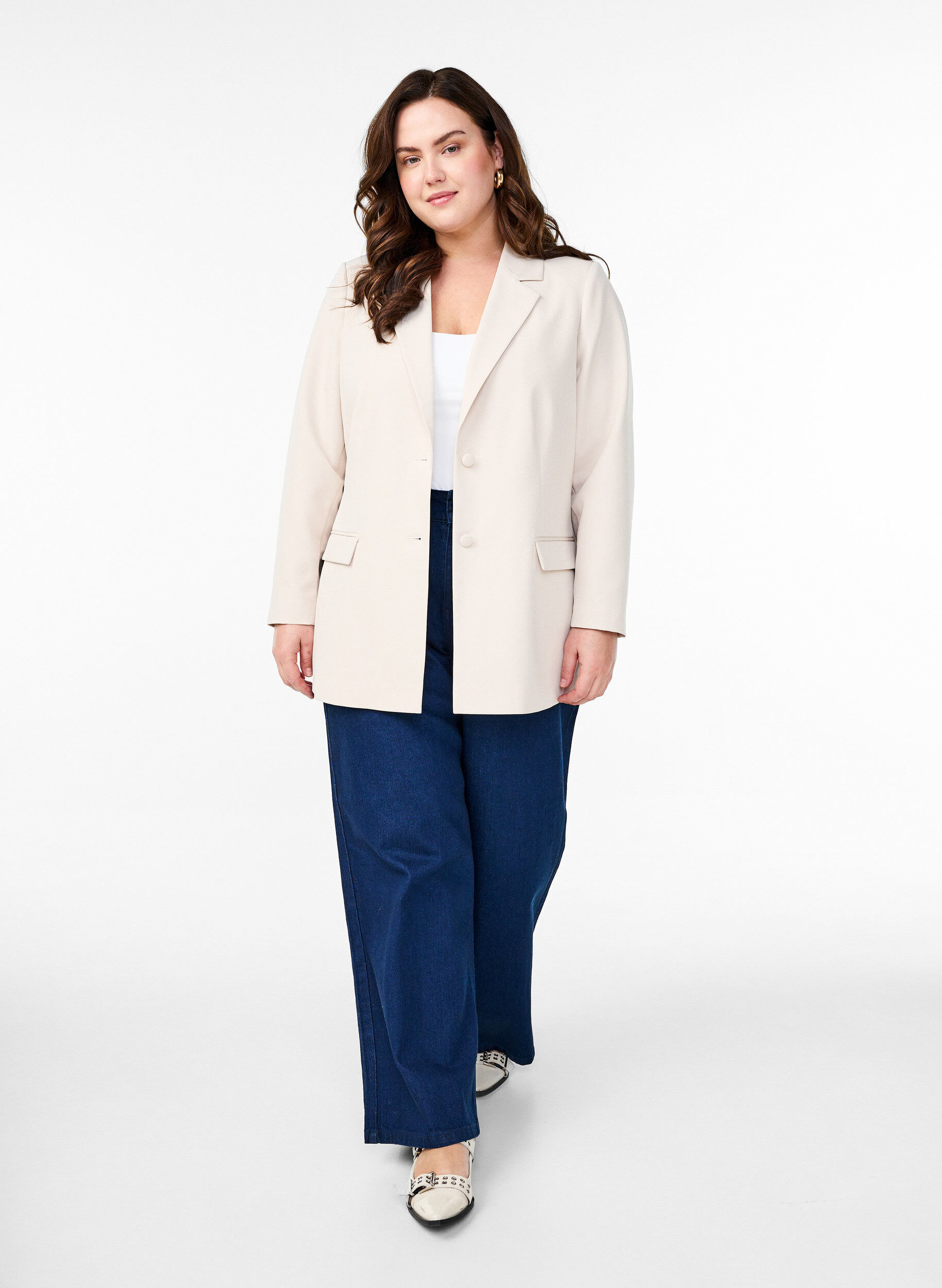 Zizzi Klassischer Blazer mit Knopfverschluss, Beige, Model image number 1