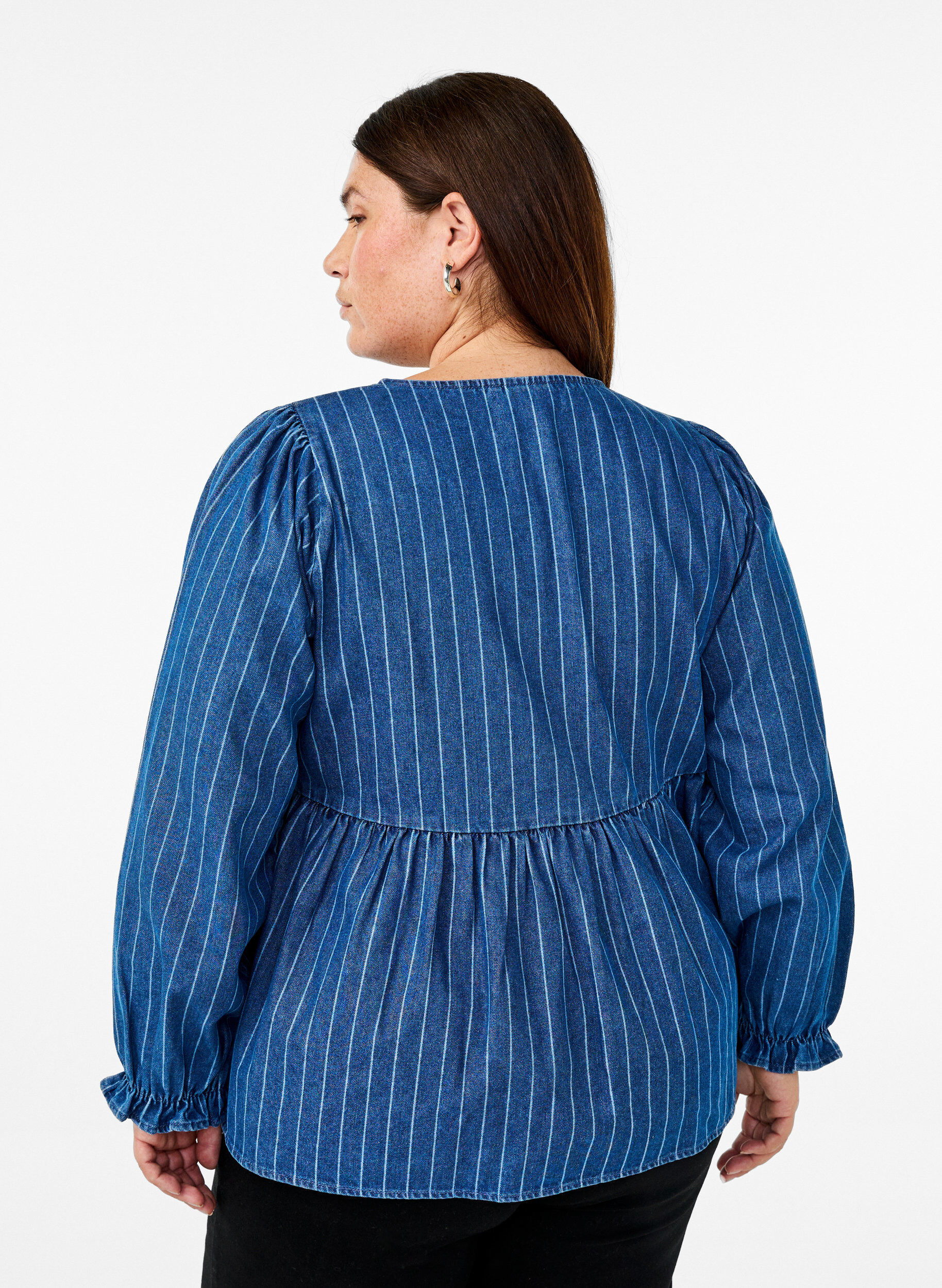 Zizzi Gestreifte Jeansbluse mit Schleife vorne, Blau, Model image number 2