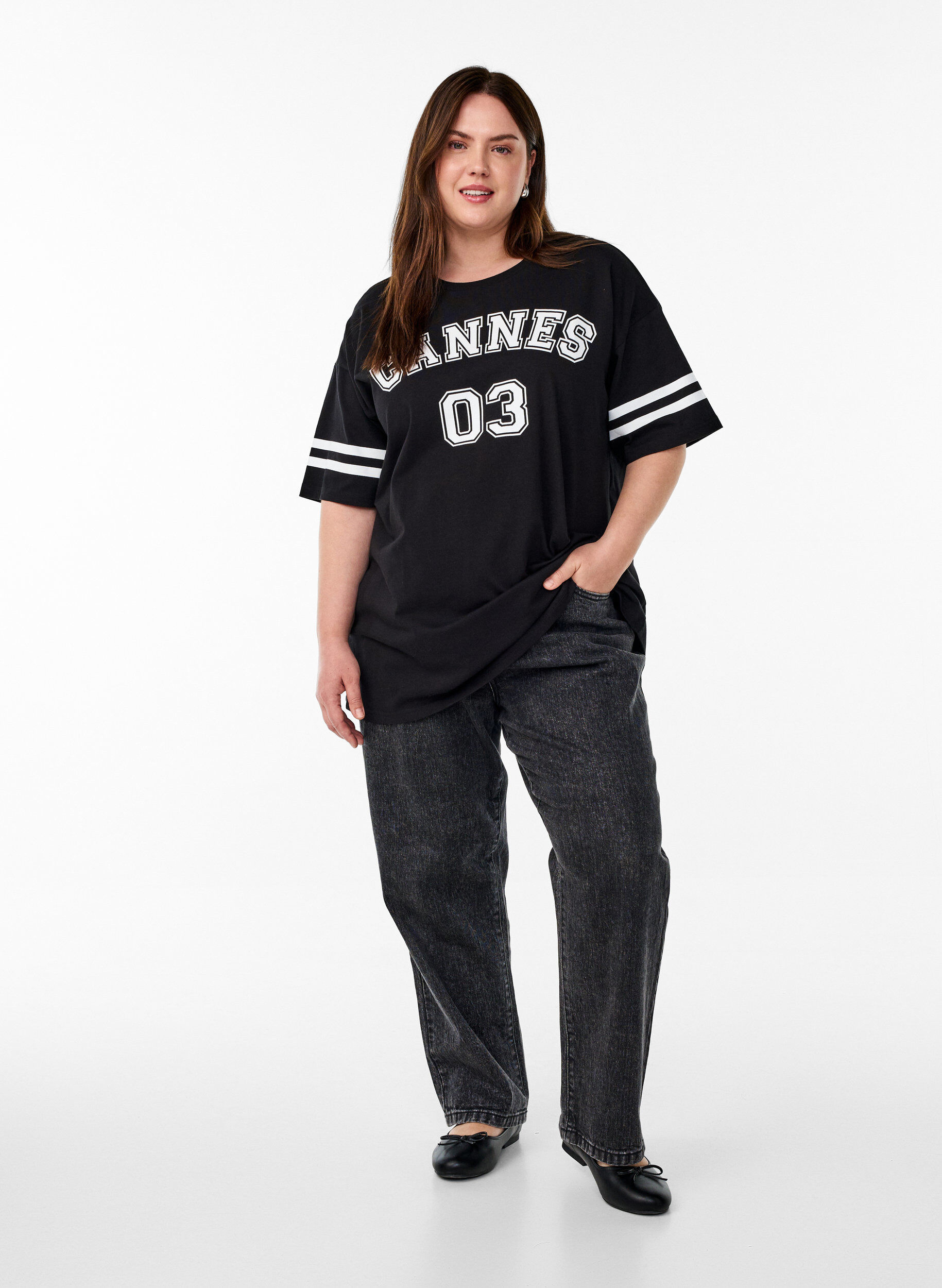 Zizzi Sportliches Oversize-College-T-Shirt, Schwarz, Model image number 1