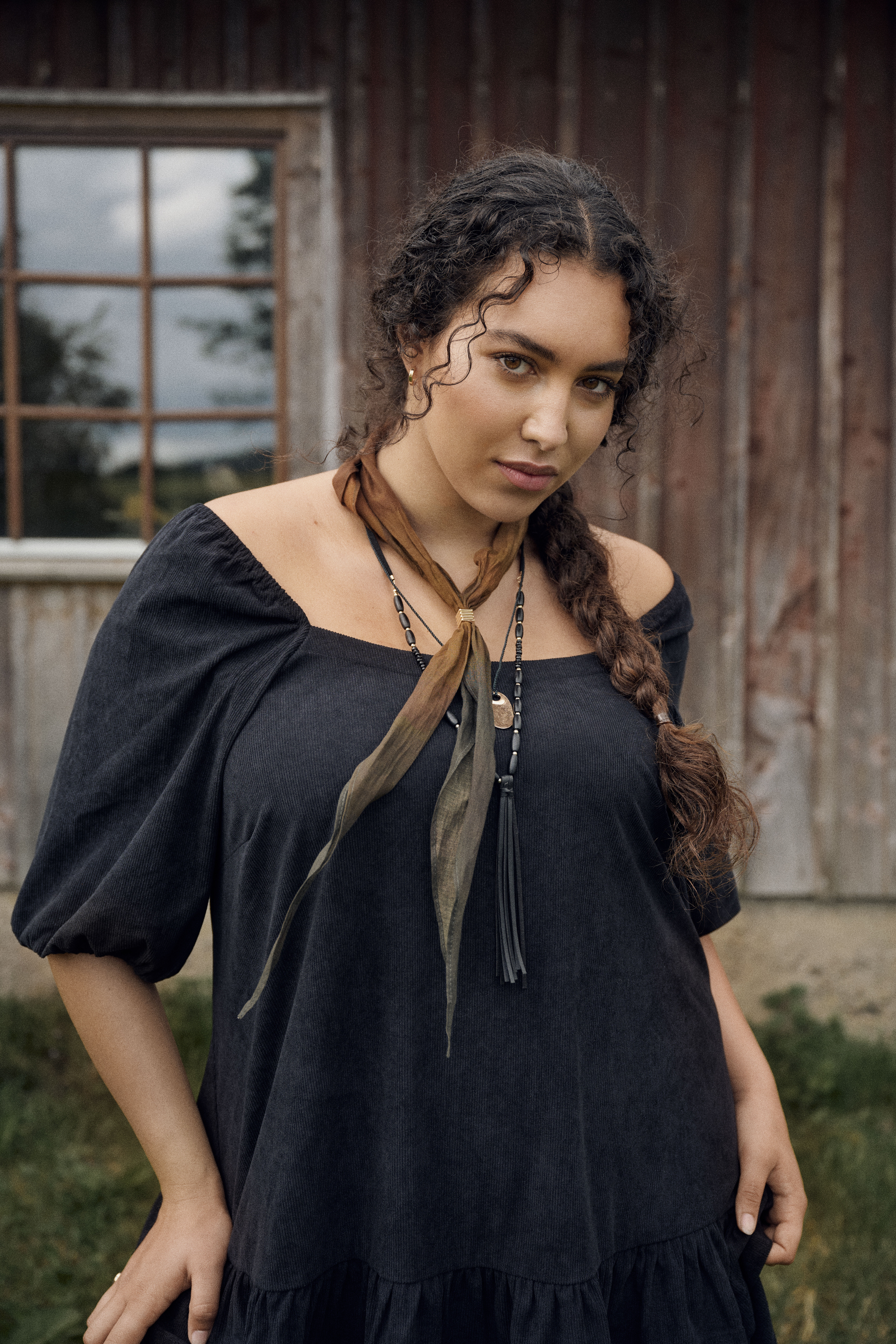 Zizzi Samtkleid mit quadratischem Ausschnitt, , Model