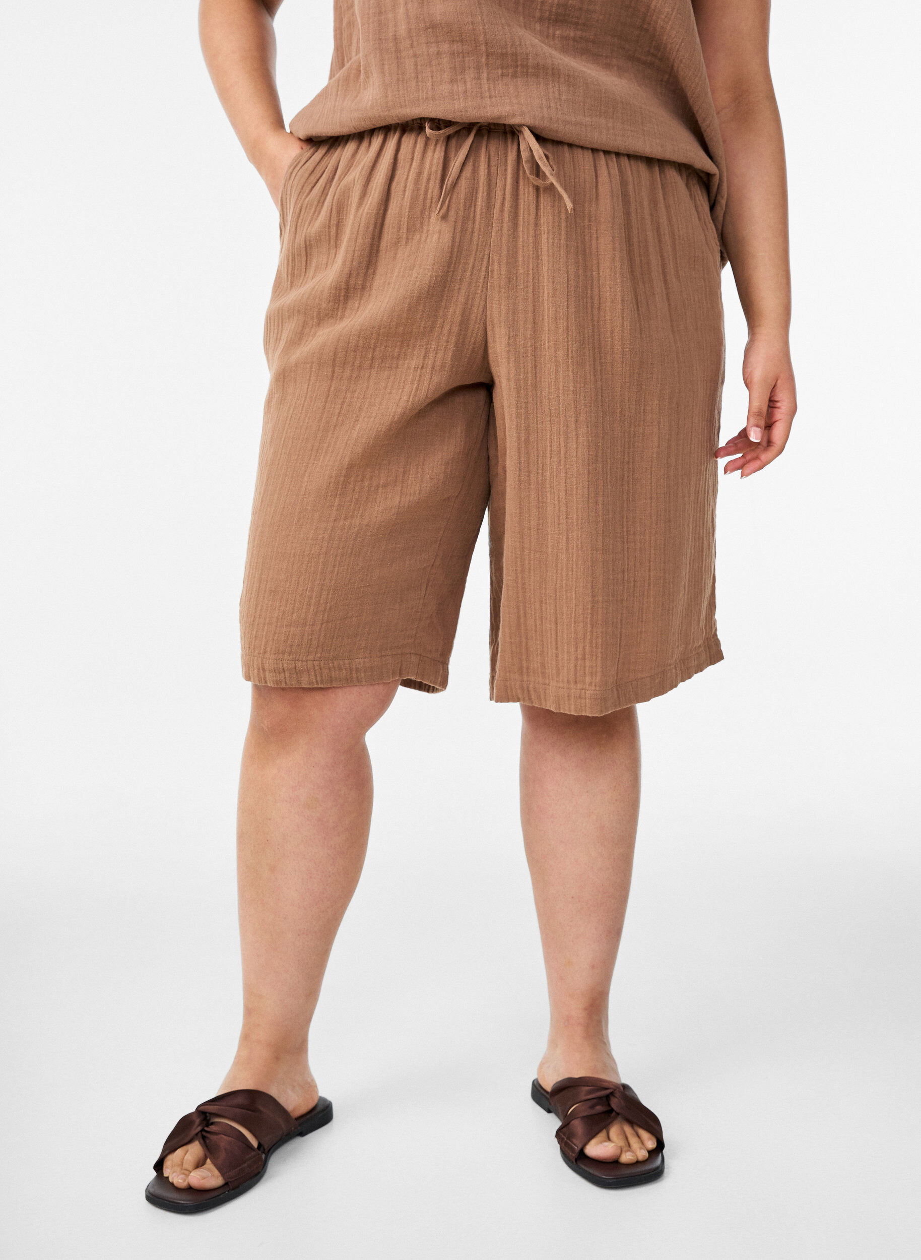 Lockere Shorts aus Baumwollmusselin mit hoher Taille, Braun, Model