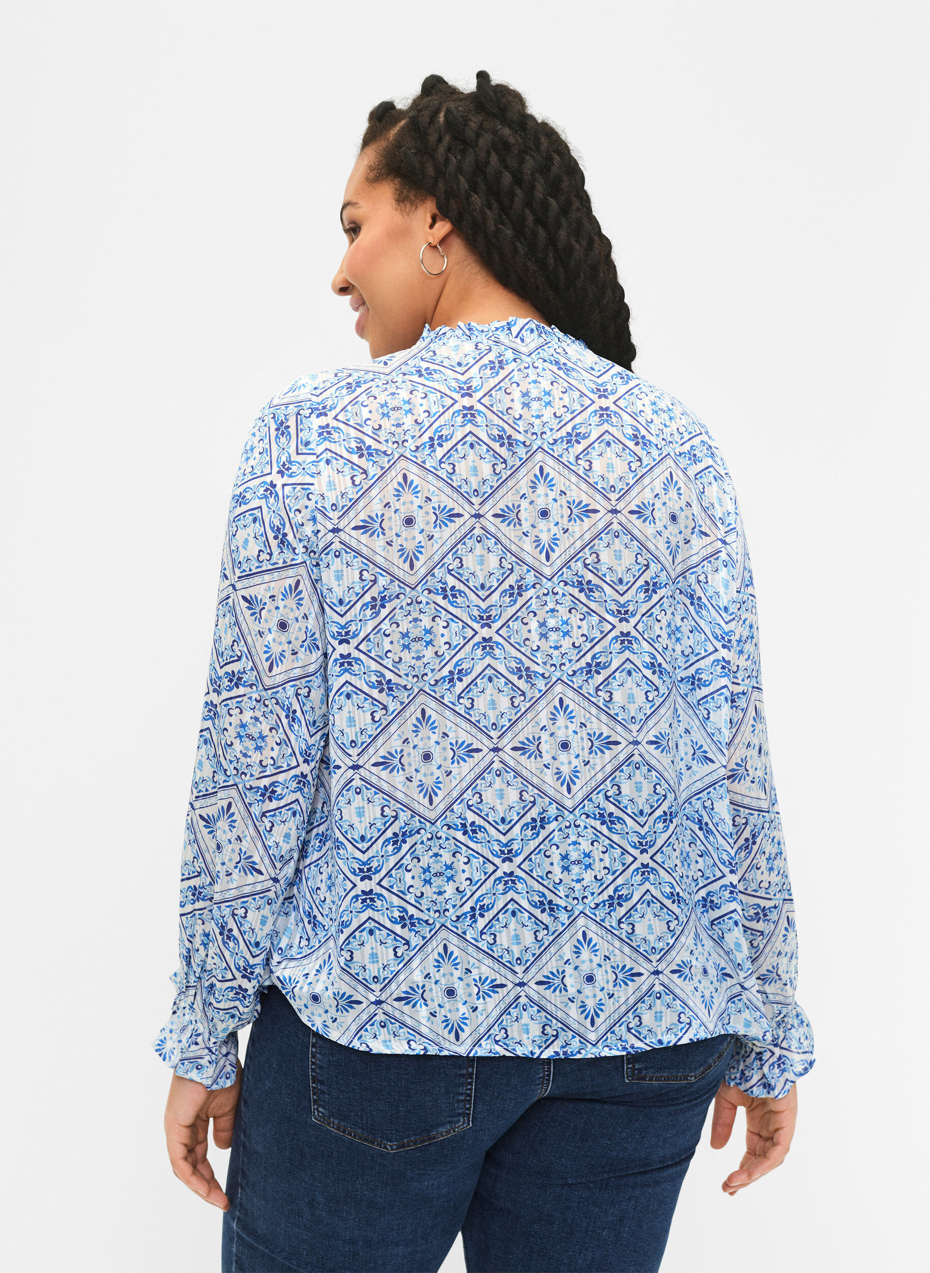 Zizzi Lang&auml;rmelige Bluse mit R&uuml;schen und Aufdruck, Beige, Model image number 2