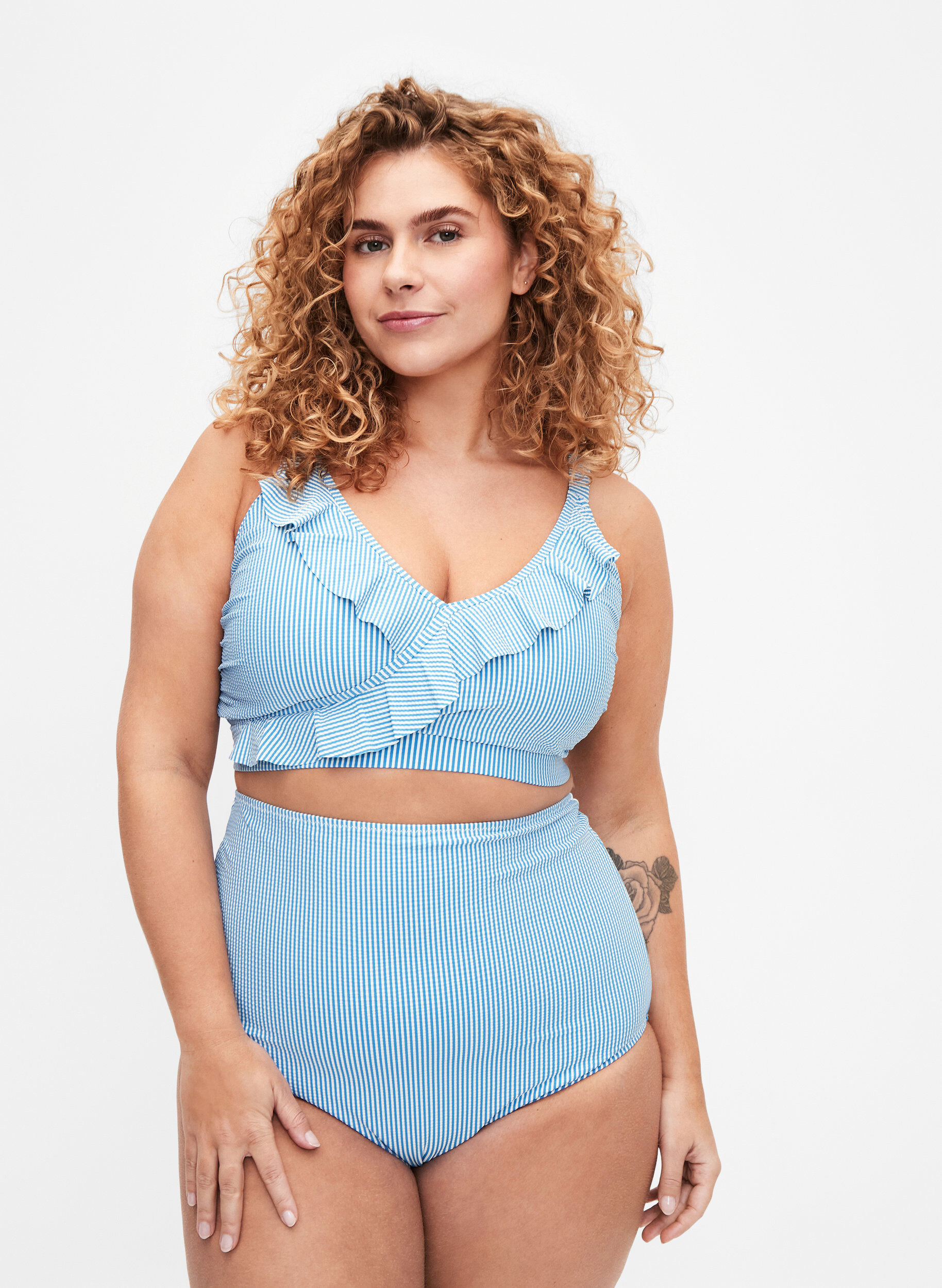 Zizzi Gestreiftes Bikini-Unterteil mit extra hoher Taille, Blau, Model image number 0