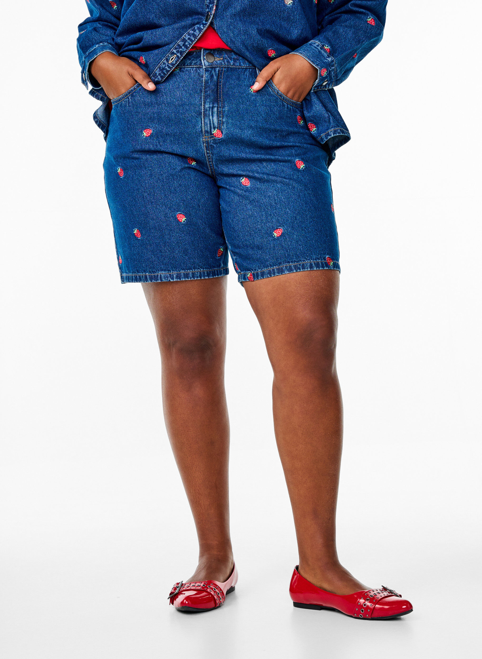 Zizzi Denim-Shorts mit gesticktem Erdbeermotiv, Blau, Model image number 2