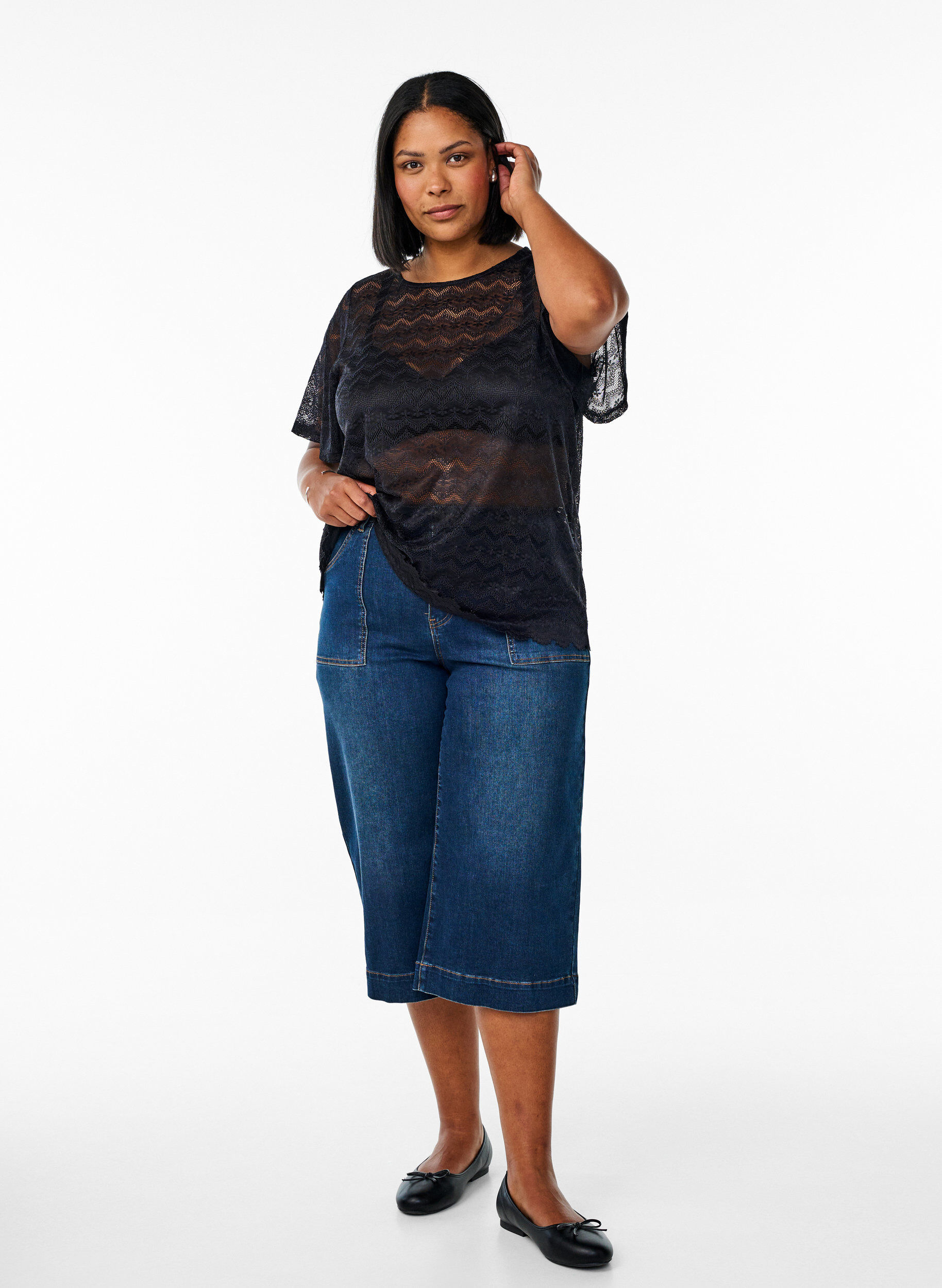 Zizzi Spitzenbluse mit kurzen &Auml;rmeln und wellenf&ouml;rmigem Saum, Schwarz, Model image number 1