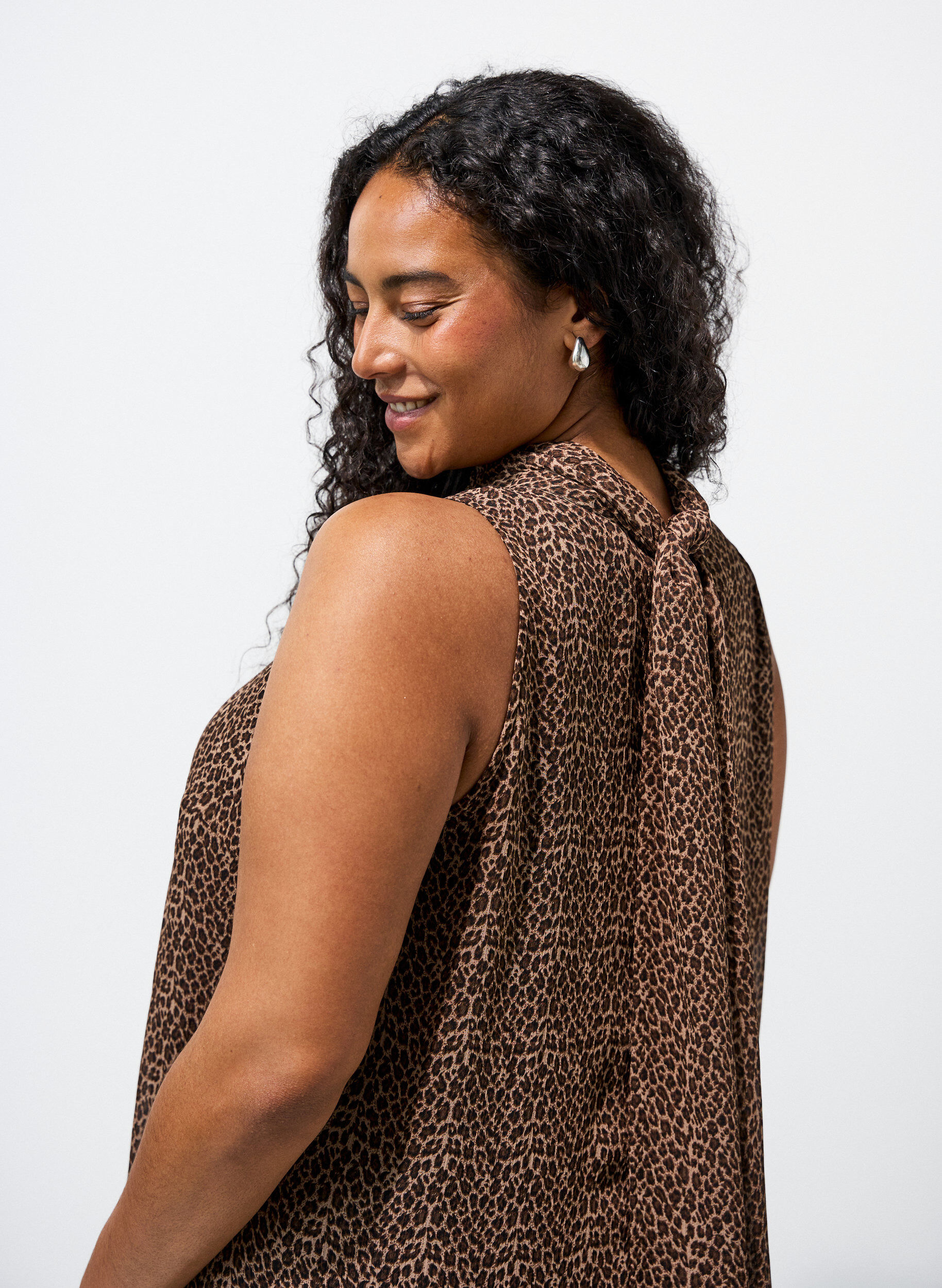 ZizziMidikleid aus Chiffon mit Leo-Print und Bindeband in der Taille, Braun, Model image number 3
