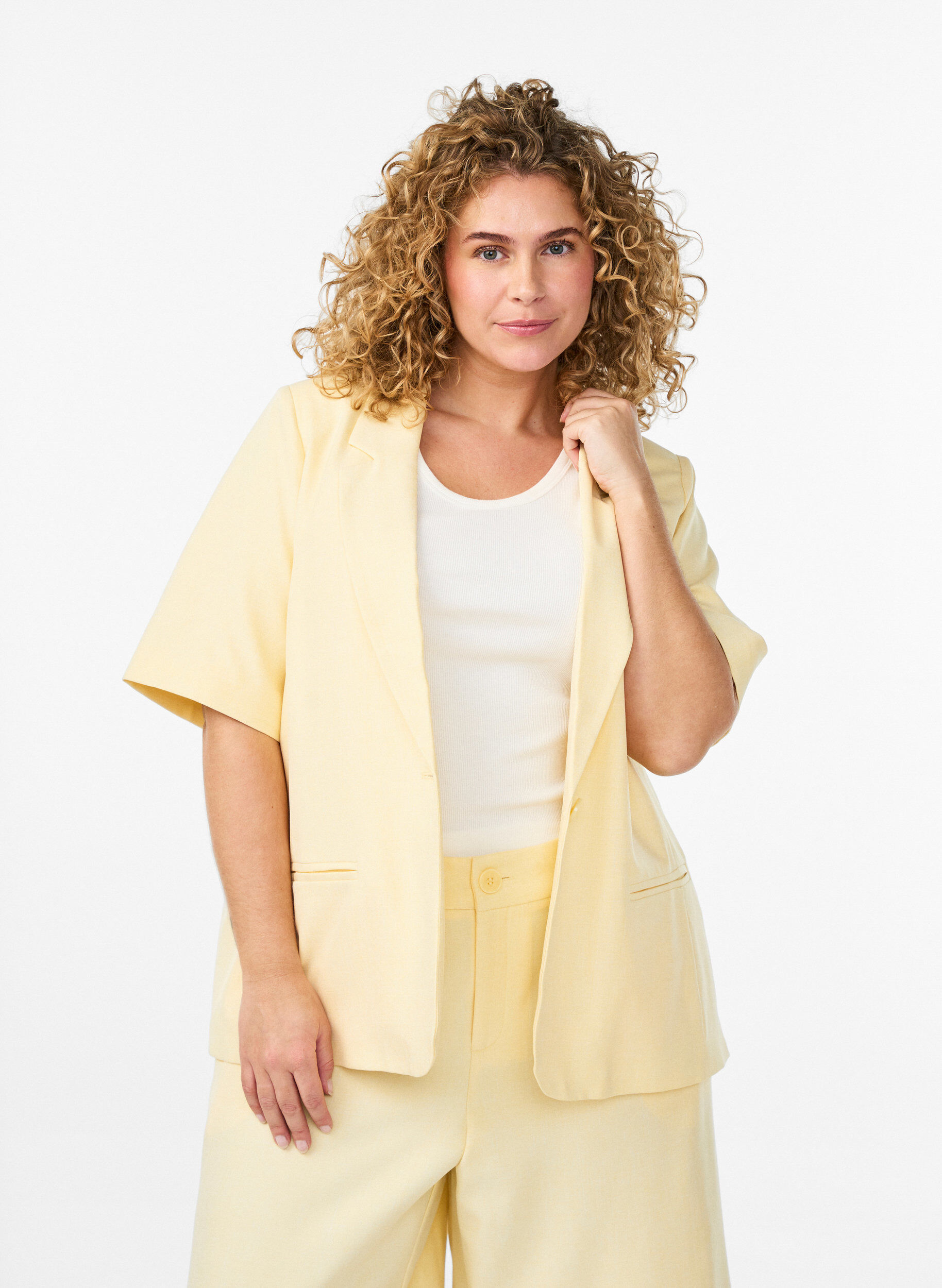 Zizzi Blazer mit kurzen &Auml;rmeln und Revers, Gelb, Model image number 0