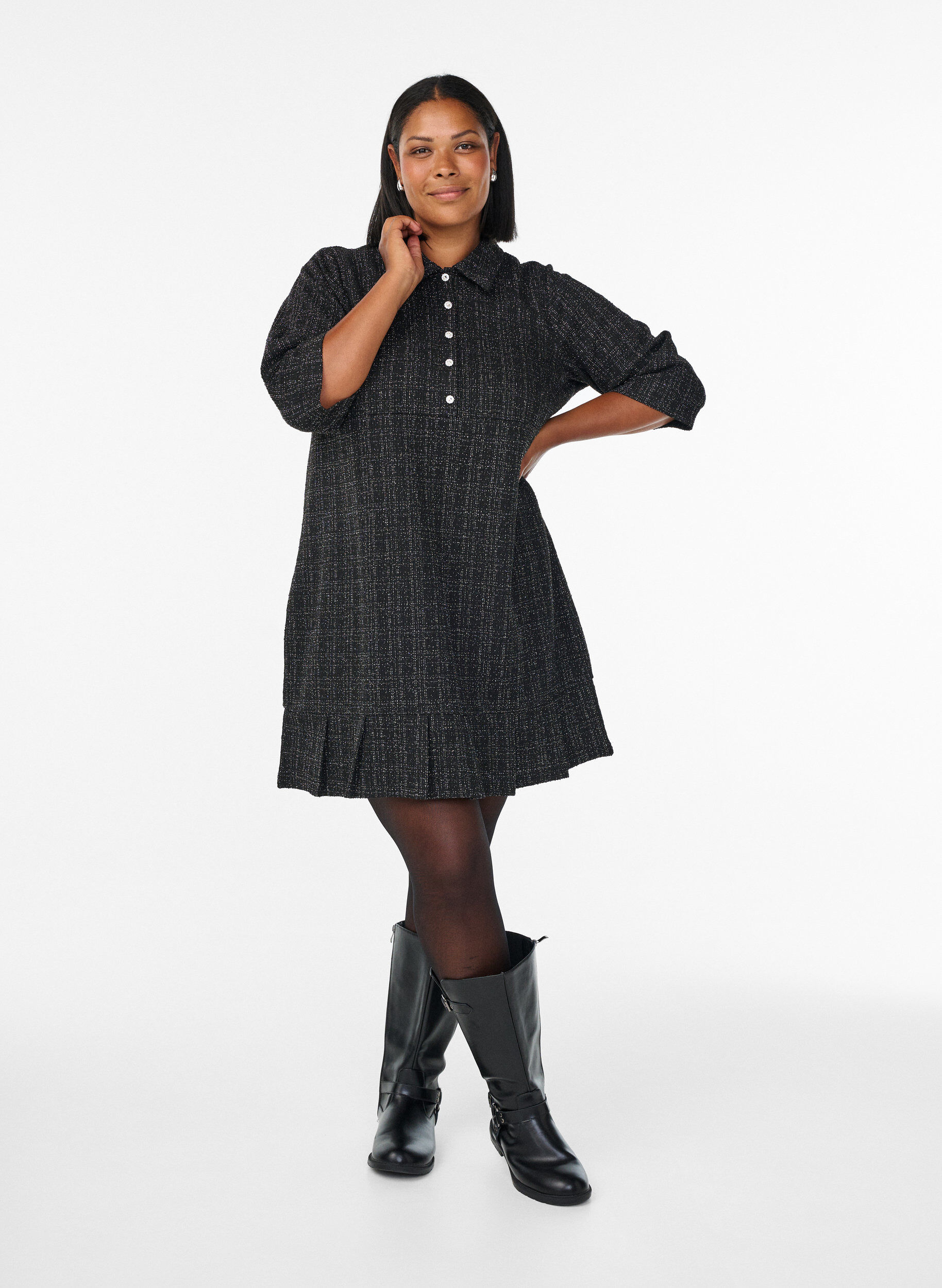 Zizzi Kurzes Boucl&eacute;-Kleid mit Zierkn&ouml;pfen, Schwarz, Model image number 1