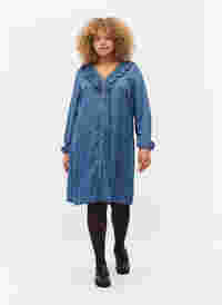 Denim-Kleid mit V-Ausschnitt und Rüschen, Blue denim, Model