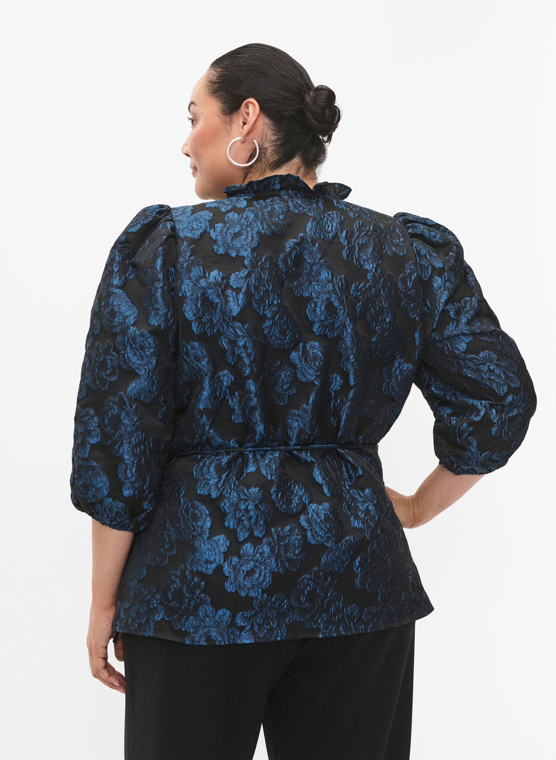 Zizzi Jacquard-Wickelbluse mit 3/4-&Auml;rmeln, Black Blue, Model image number 1